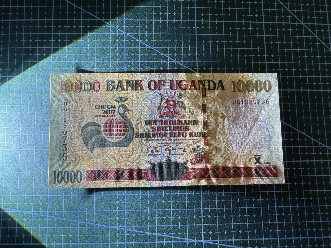 【炜奕收藏】，第四十一期 2007年乌干达10000先令纪念钞，UNC-品相，水印处有车轮印