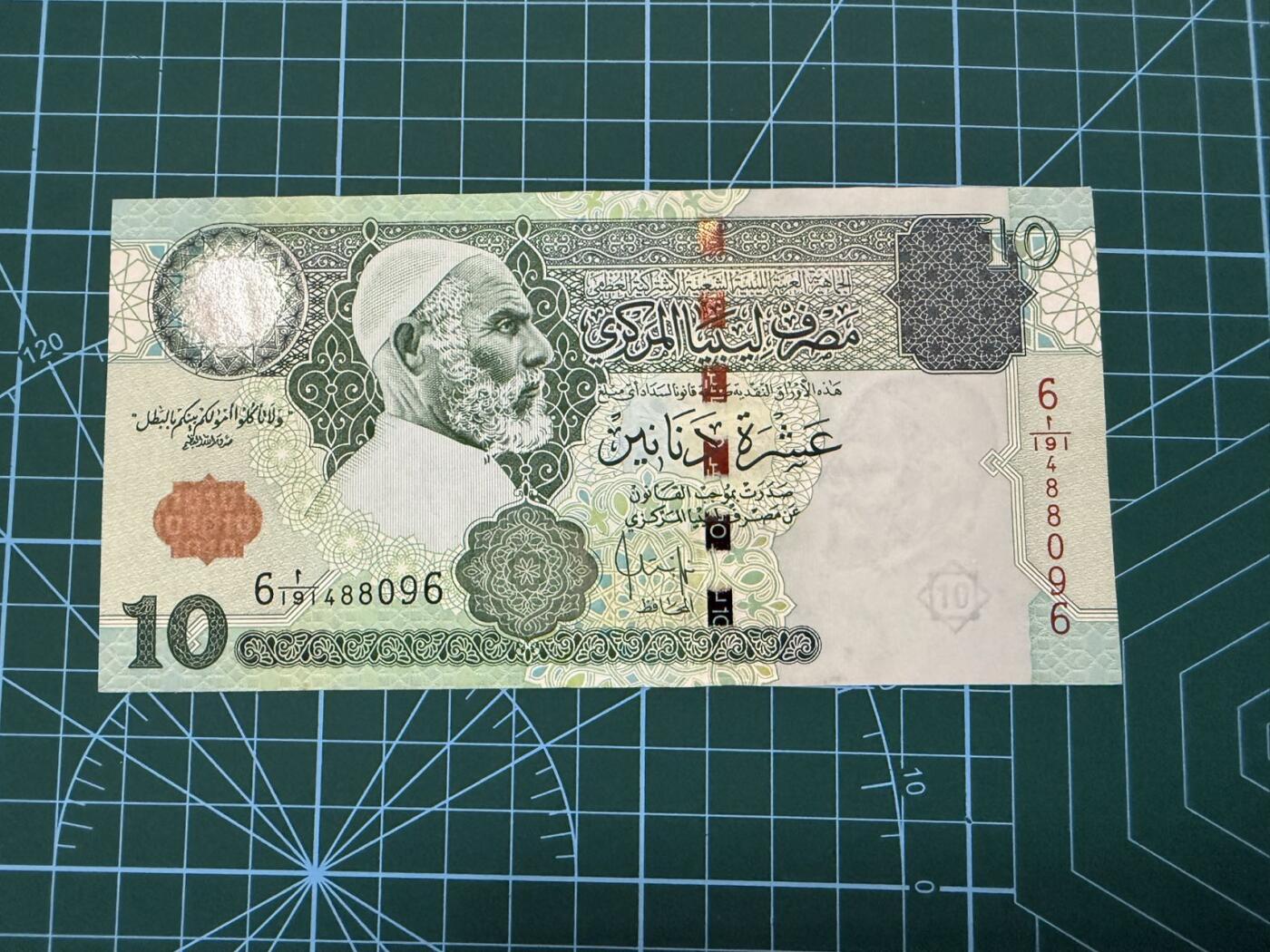 【炜奕收藏】，第四十一期 2004年利比亚10第纳尔，UNC-品相，右侧有一处压痕
