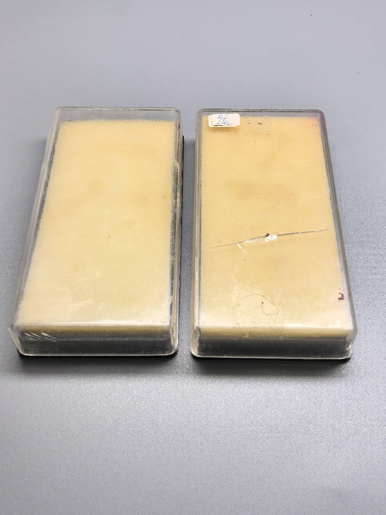 小驴勋章奖章收藏8月16日星期六晚18点拍卖（有偿代拍送拍规则在简介最后，店主微信码在最后一拍品，参拍须阅读规则后再参拍，关系到运费包装发货时效真假辨别等关键信息，送拍规则在介绍最后面） 东德勋奖章塑料盒一对