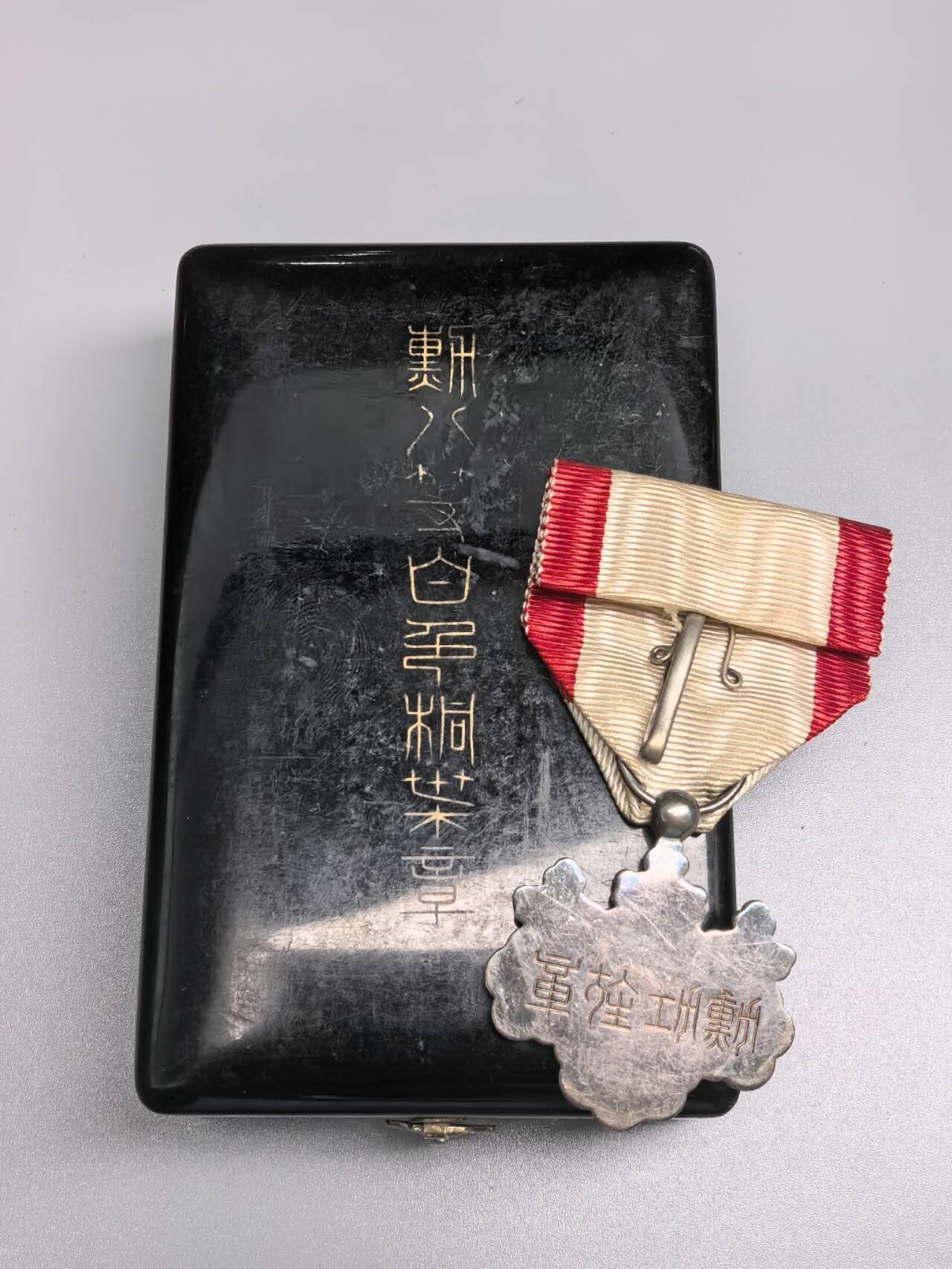 小驴勋章奖章收藏8月16日星期六晚18点拍卖（有偿代拍送拍规则在简介最后，店主微信码在最后一拍品，参拍须阅读规则后再参拍，关系到运费包装发货时效真假辨别等关键信息，送拍规则在介绍最后面）