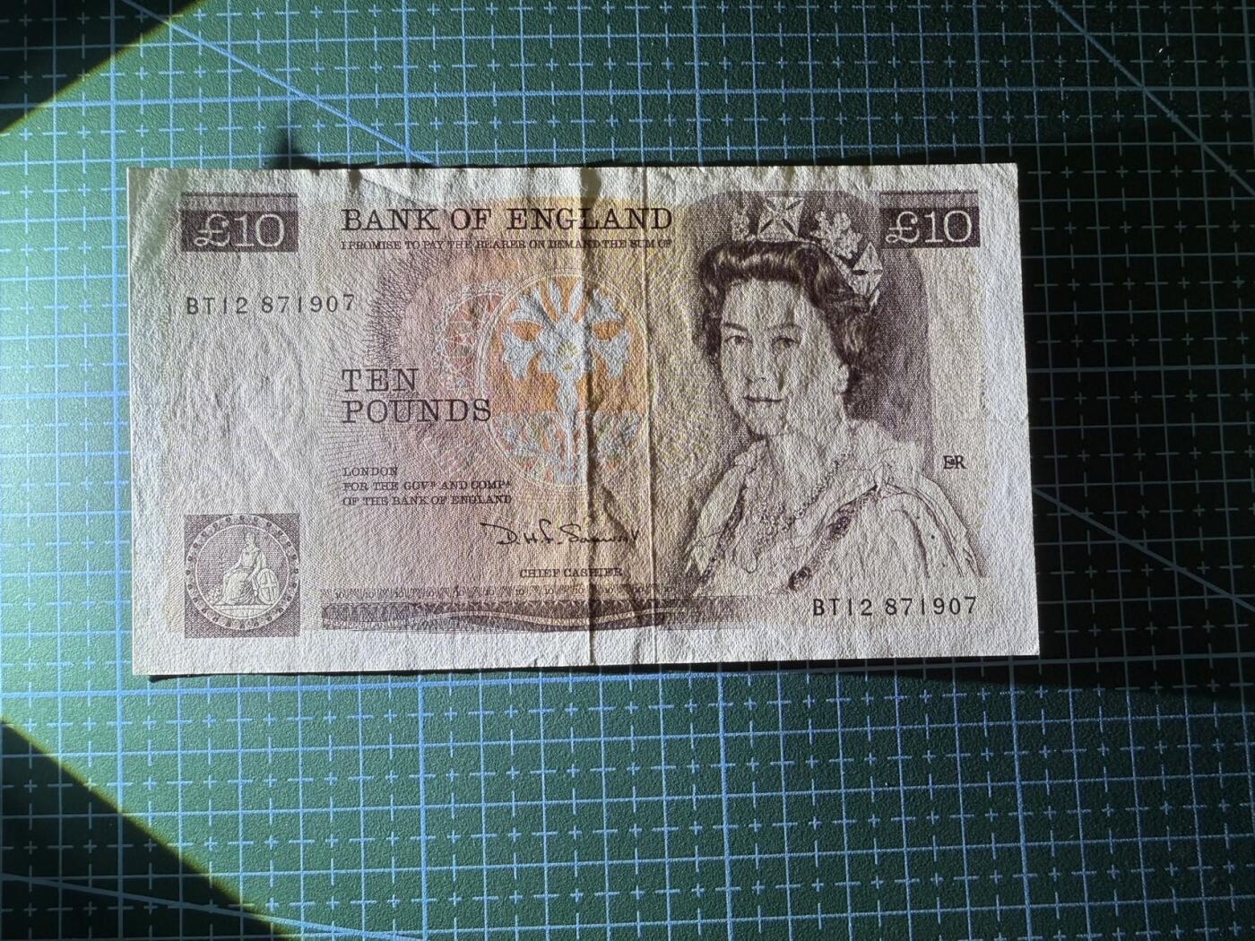 【炜奕收藏】，第四十一期 英国D序列10镑，AU品相
