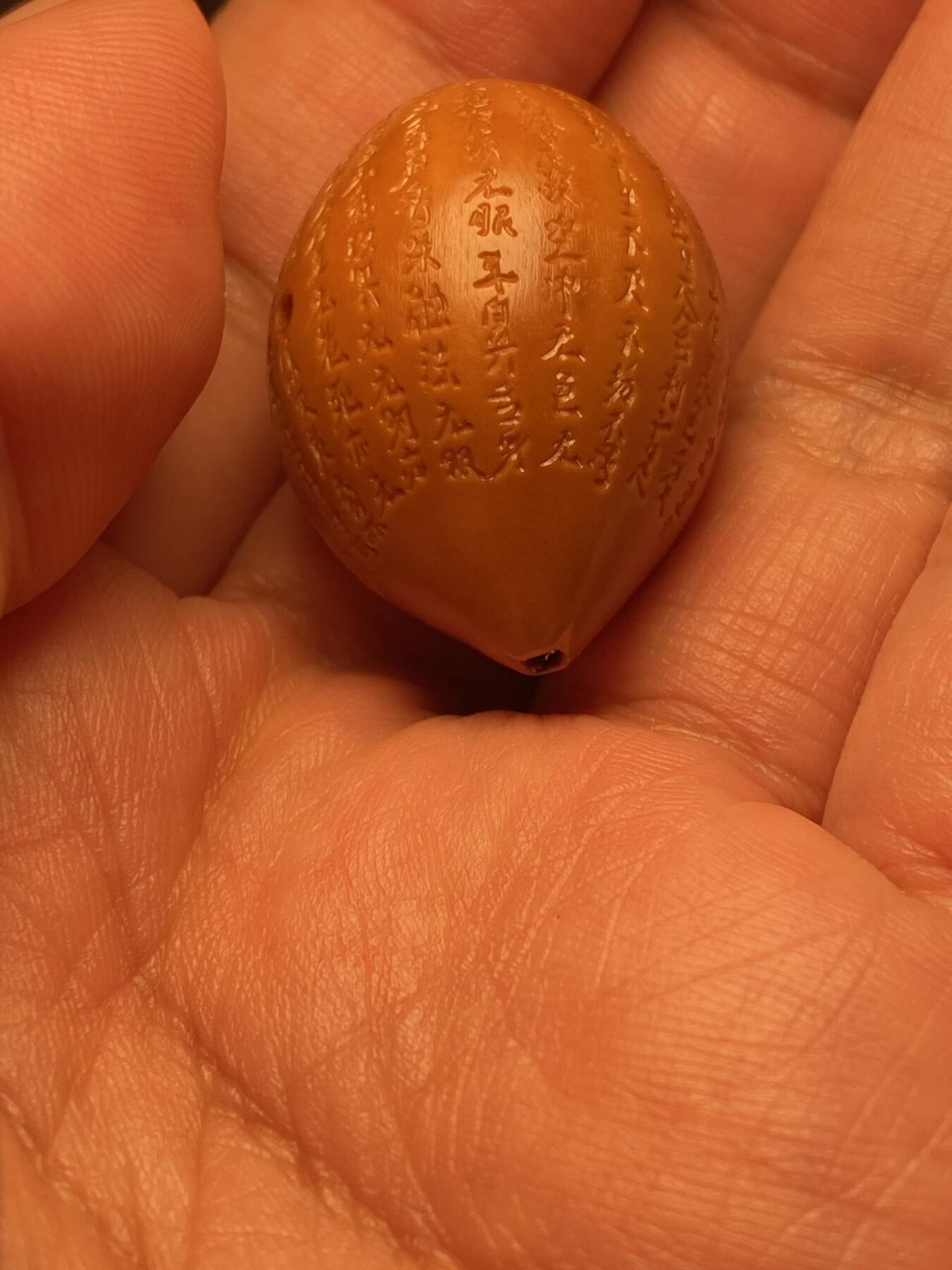 苏工手工核雕放漏价 福利苏工核雕，纯手工雕刻，水滴般若满工三通，个性十足，等待有缘人，市场无同款，尺寸2.3x3。1喜欢的来