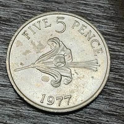 【铜匠收藏】★第129场★散币场，无佣金，30包邮。不满30元，支付5元运费。《接受代拍 代送NGC评级》 - 英属根西岛 1977年 5新便士