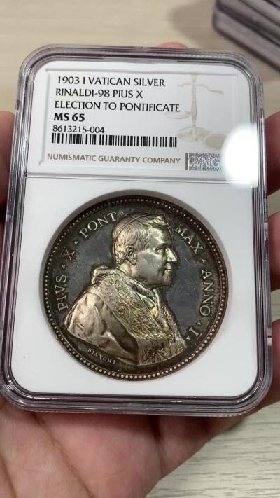 万国钱币拍卖第051期 NGC MS65 1903年意大利教皇国庇护十世登基纪念大银章 精制镜面幻视七彩高浮雕十字交叉的月桂树枝上的教皇徽章异常漂亮 原盒一并拍出 43.5MM 35.95G