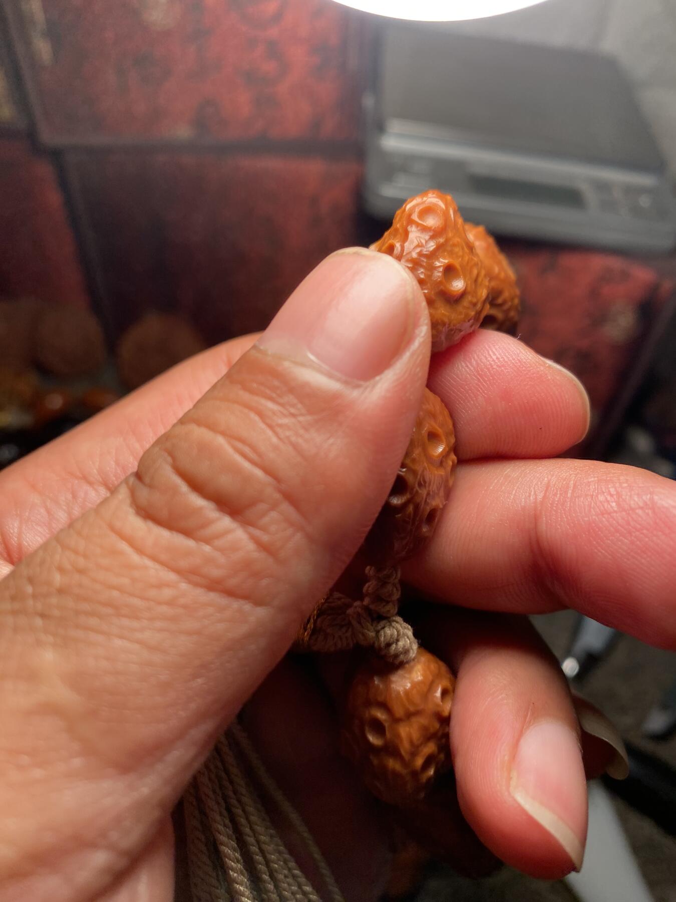 苏工手工核雕放漏价 苏工核雕纯手工，梅林铁核陨石手串，老籽，个性饱满，尺寸1。78x2.15好玩又立体，喜欢的来