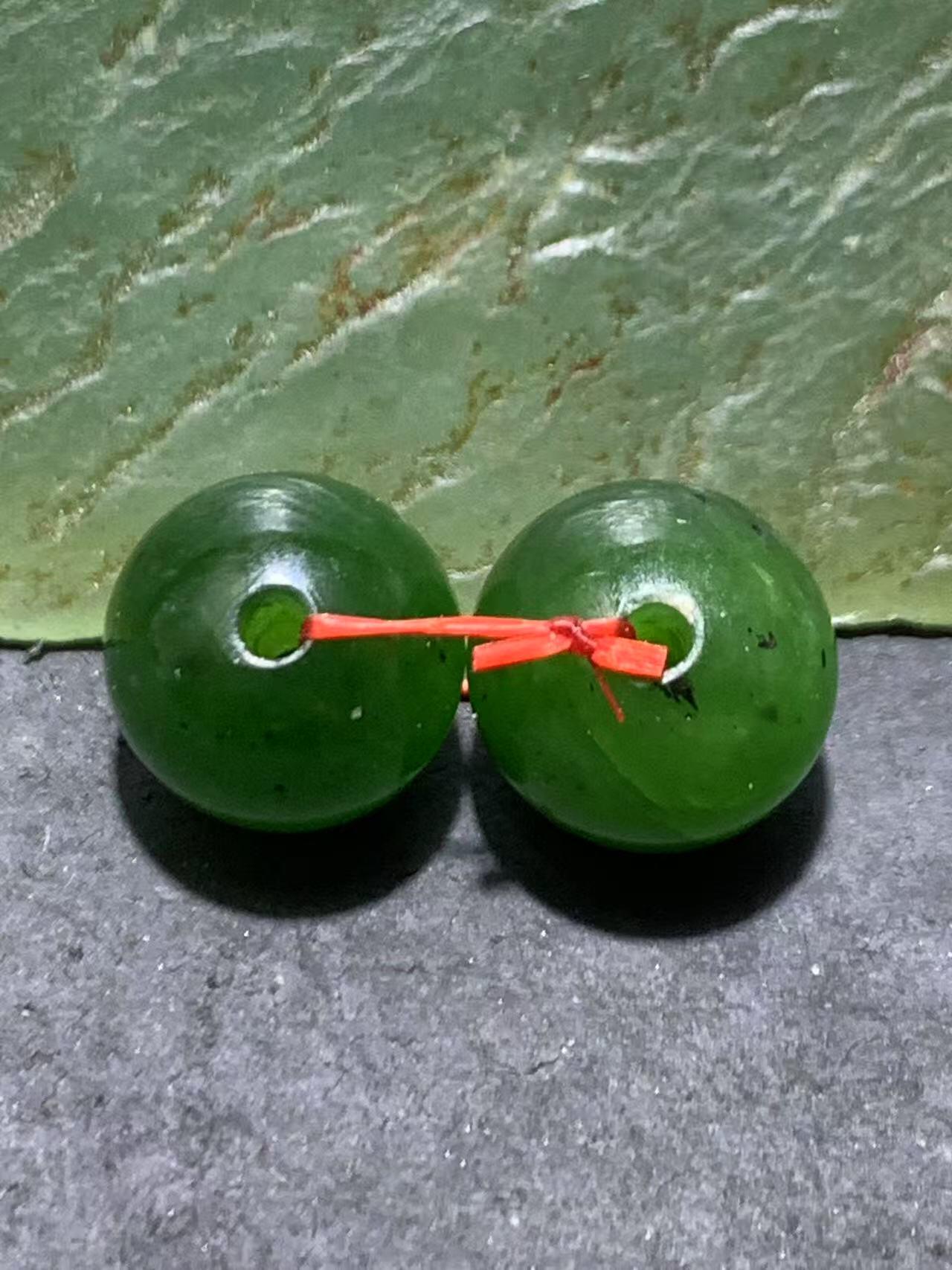 精美天然和田玉碧玉腰珠一对。