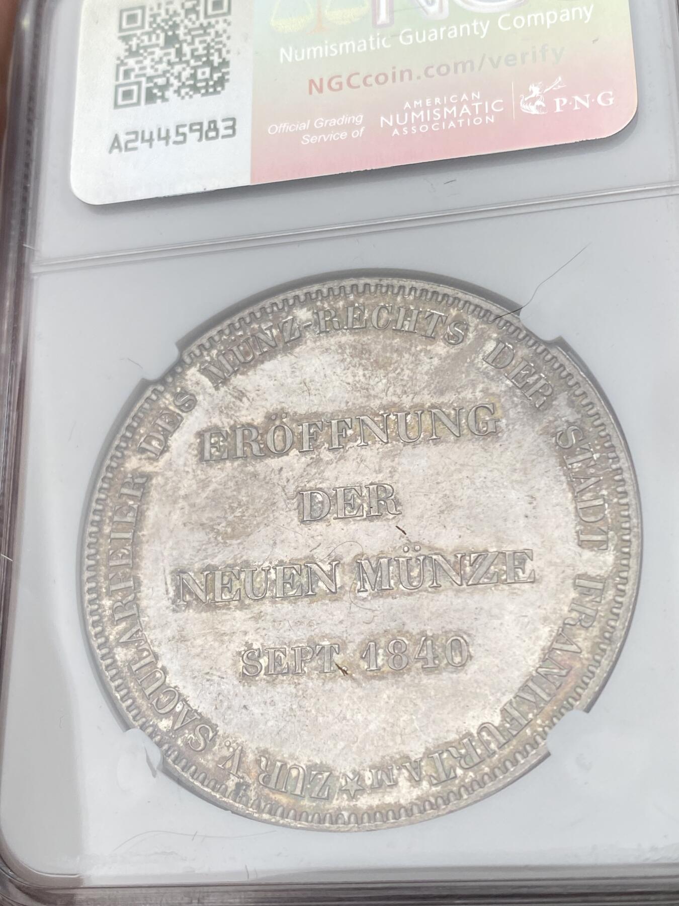 万国钱币拍卖第051期 NGC MS62 1840年德国法兰克福新铸币厂开业纪念2泰勒 德邦2泰勒史诗级品种之一 铸造量仅仅649枚 NGC亚军分 评级记录仅6枚  此枚双面深打类镜面质感 原味淡五彩覆盖 绝对不可多得的顶级2T藏品 麦稀奇首拍品种
