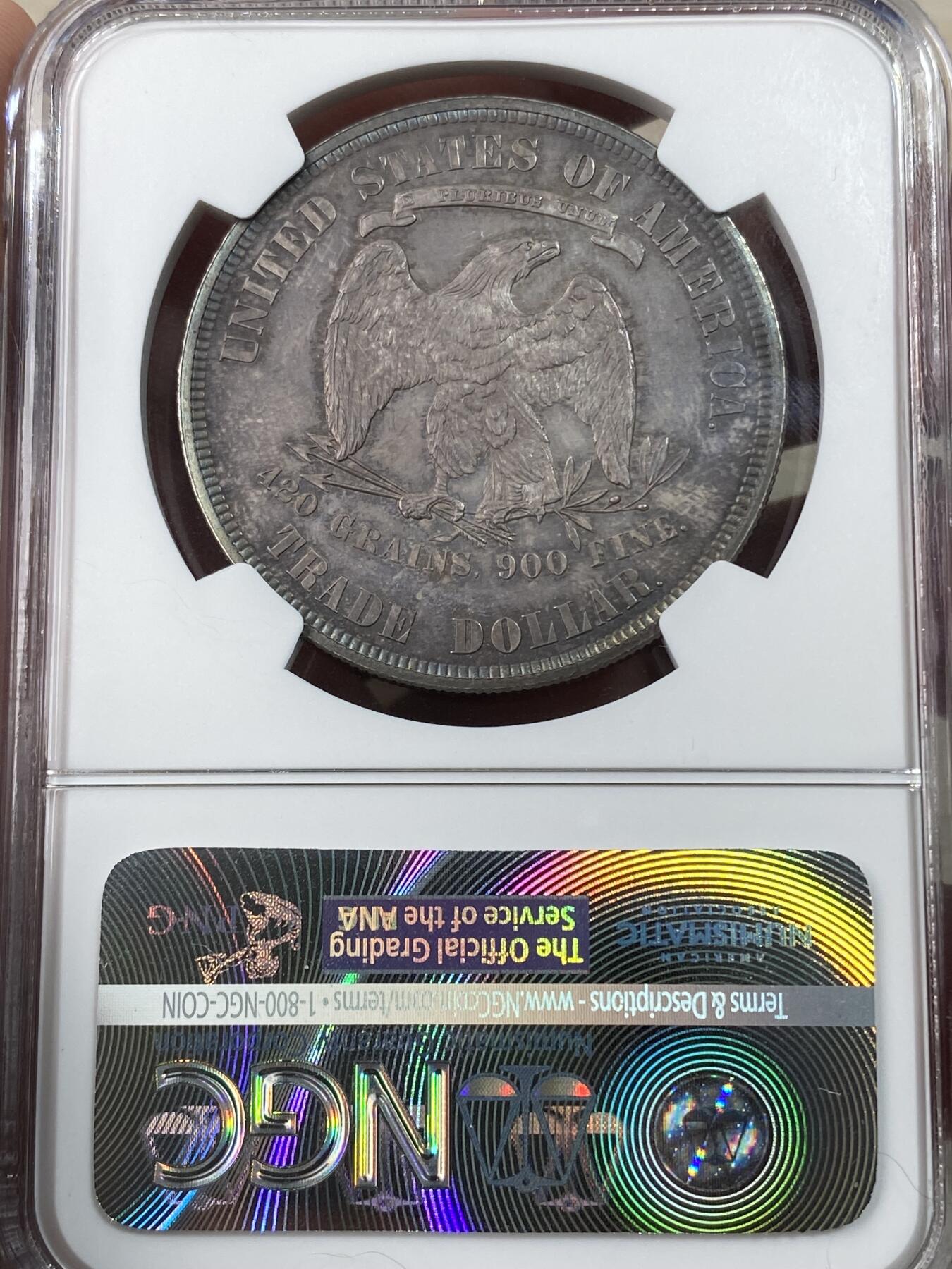 万国钱币拍卖第051期 NGC PF65 1879美国精制拿花贸易银一美元 1879拿花是只有精制发行的年份 且只发行了1541枚 而由于美国人的洗币习惯 此种原味五彩留存至今更是难得 超强镜面感 放在盒子里也仿佛能感受到其边齿的割手感 无论分数还是状态非常到位的一枚