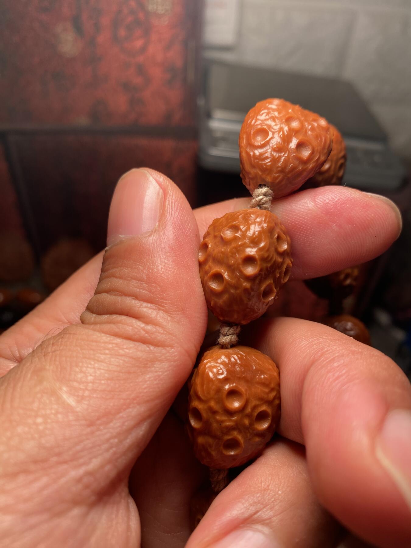 苏工手工核雕放漏价 苏工核雕纯手工，梅林铁核陨石手串，老籽，个性饱满，尺寸1。78x2.15好玩又立体，喜欢的来