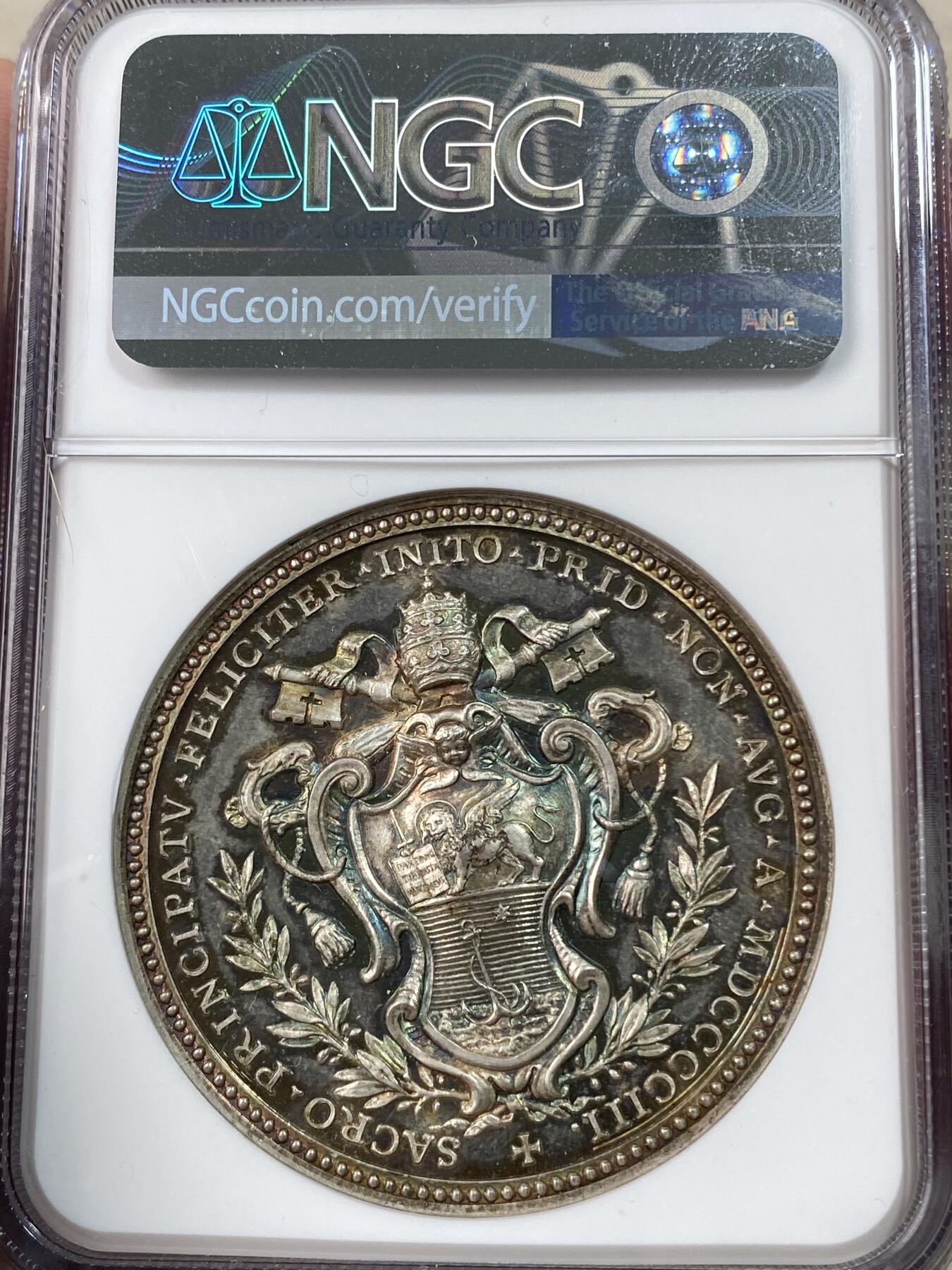 万国钱币拍卖第051期 NGC MS65 1903年意大利教皇国庇护十世登基纪念大银章 精制镜面幻视七彩高浮雕十字交叉的月桂树枝上的教皇徽章异常漂亮 原盒一并拍出 43.5MM 35.95G