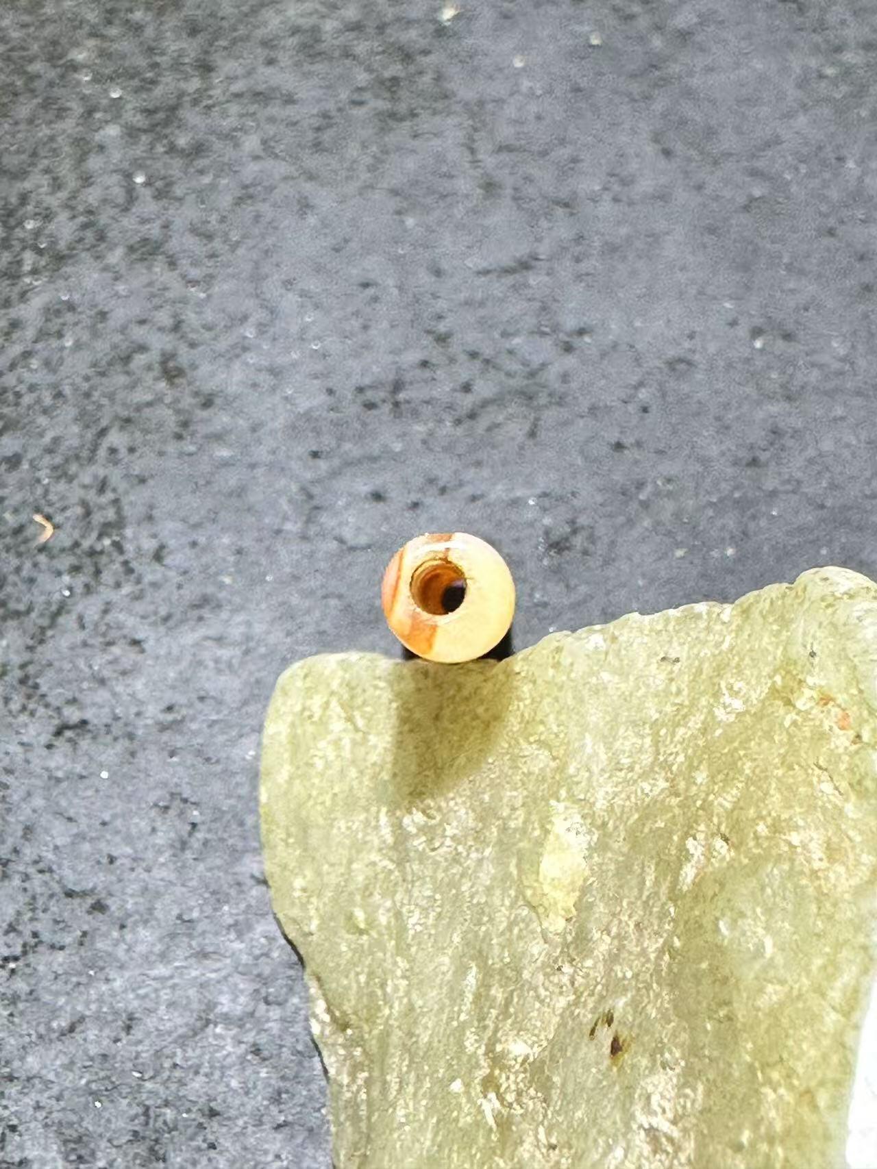 亚光高玉化玛瑙随形通货管珠一颗，