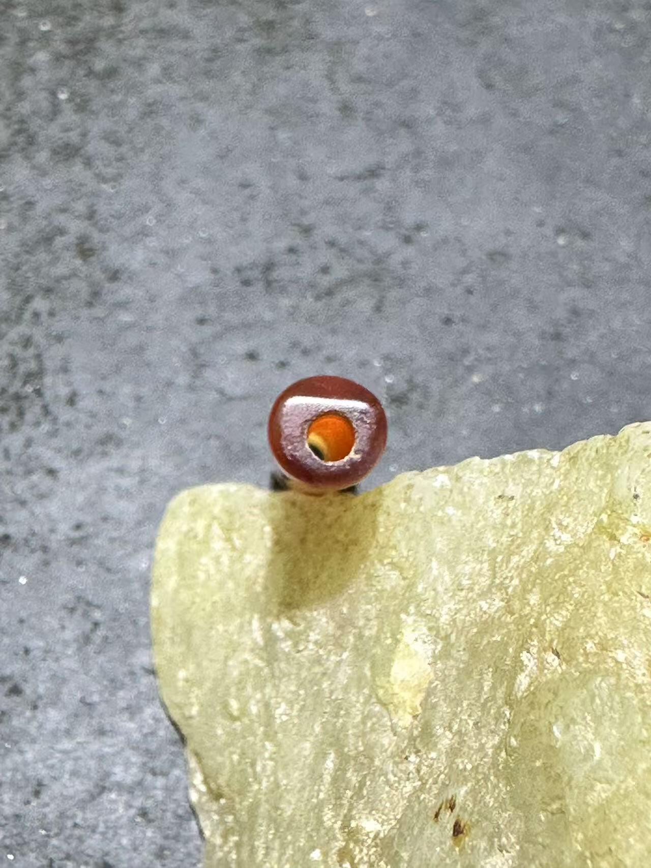 亚光高玉化玛瑙随形通货管珠一颗，