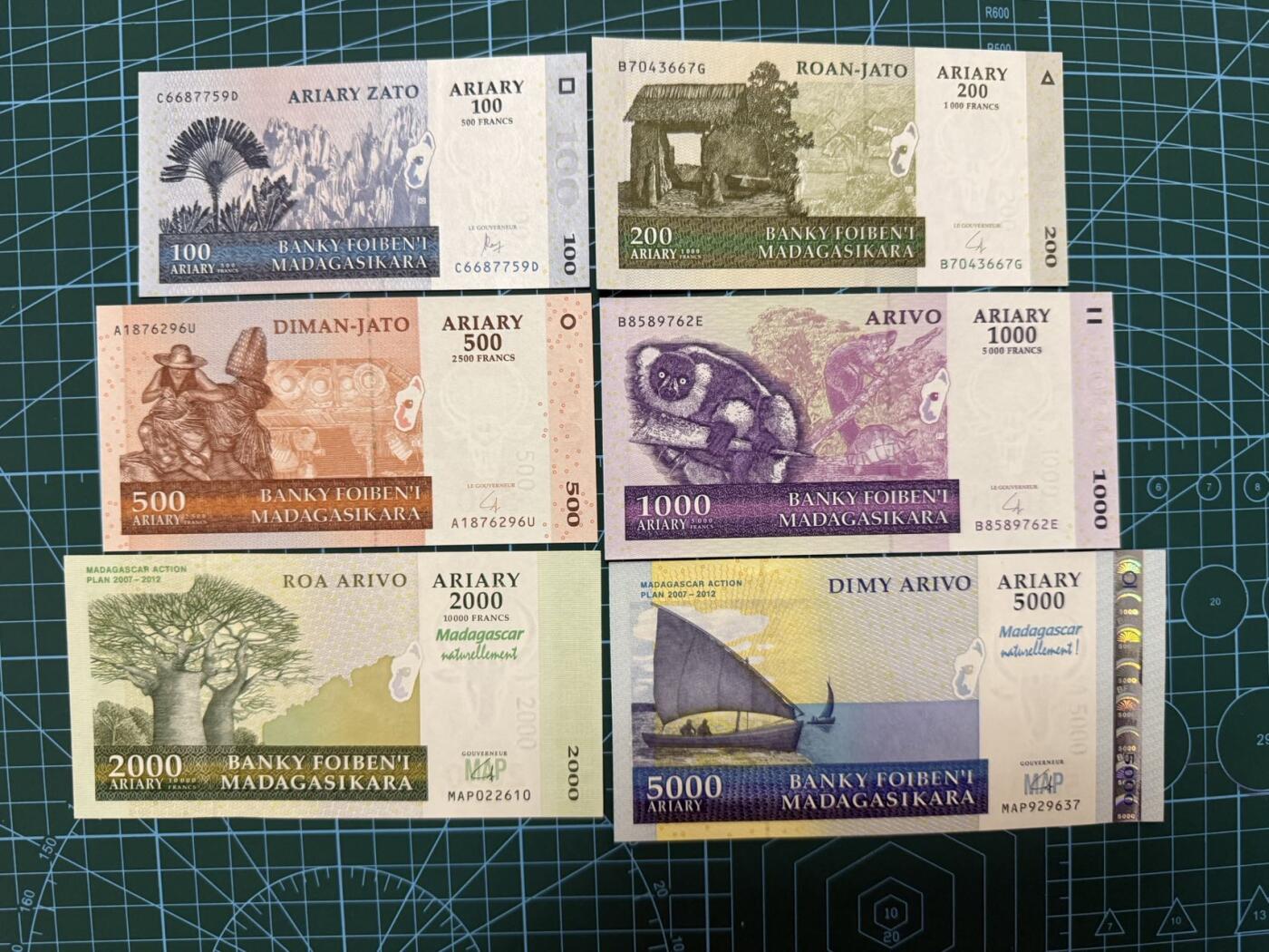 【炜奕收藏】，第四十一期 马达加斯加100-5000阿里亚里，UNC品相，包含两张纪念钞