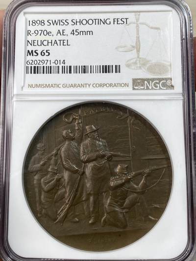 万国钱币拍卖第051期 - NGC MS65 1898年瑞士纳沙泰尔射击节大铜章 直径45毫米，正面是射击场景浮雕，背面是雄鹰和盾牌图案，刻有"TIR FEDERAL DE 1898 A NEUCHATEL"字样。这枚铜章由Neuchatel铸造，稀有珍贵。