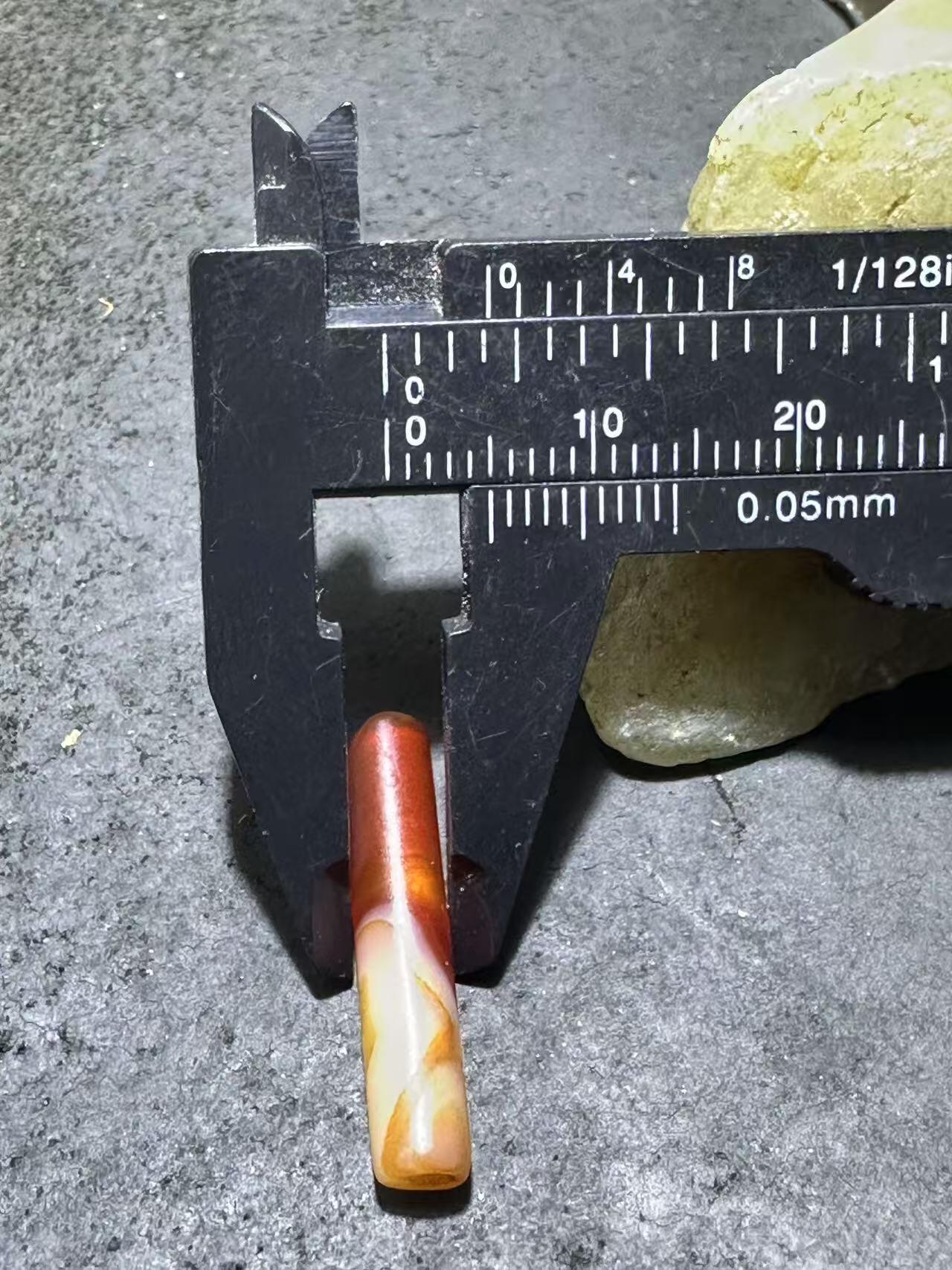 亚光高玉化玛瑙随形通货管珠一颗，