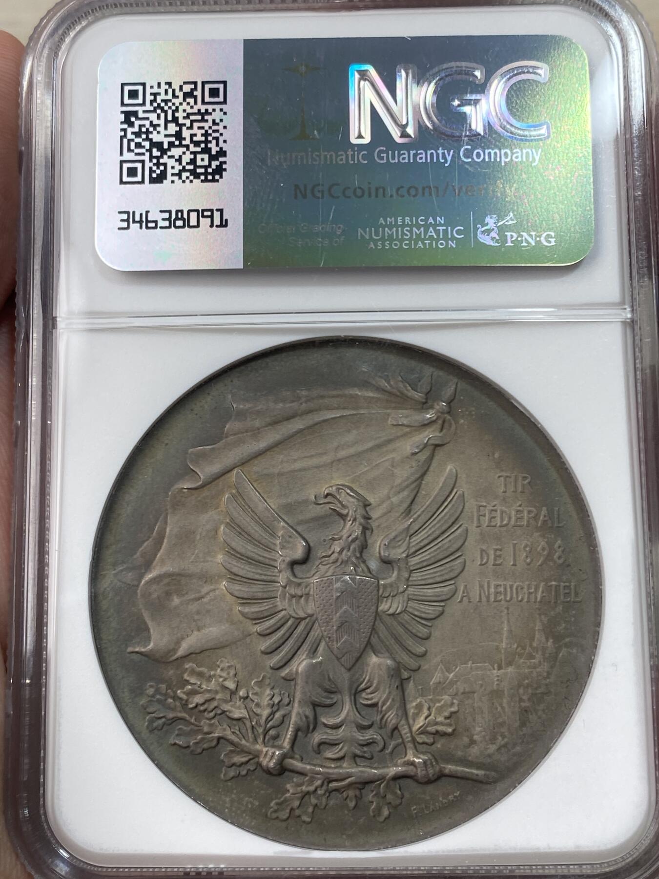 万国钱币拍卖第051期 NGC MS65 1898年瑞士纳沙泰尔射击节大银章 直径45毫米。正面是射击场景浮雕，背面是雄鹰和盾牌图案，刻有
