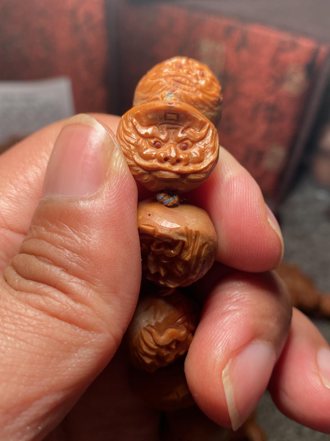 苏工手工核雕放漏价 福利苏工核雕，纯手工天然紫皮核，去皮小长串，个性十足，等待有缘人，市场无同款，尺寸1。4x2.2喜欢的来