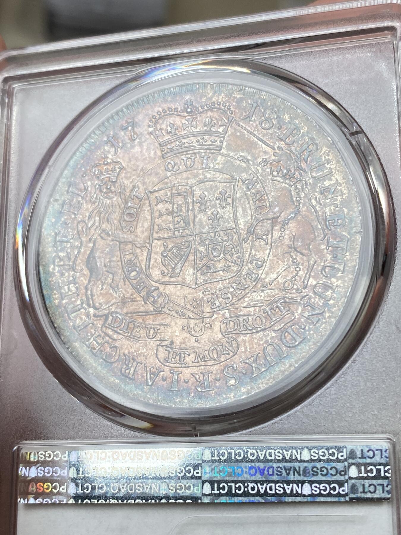 万国钱币拍卖第051期 NGC MS64 1718布伦瑞克-吕纳堡-汉诺威狮马盾徽大泰勒 极其罕见的一枚英系泰勒 正面君主为汉诺威选帝侯同时也是英国汉诺威王朝的第一位国王乔治一世 而这位英语不太流利的国王只能任命大臣替他处理政务 由此也成为了英国首相一职的开端 经典汉诺威狮马纹章 极其绚丽的欧陆五彩 一枚英德双修的顶级藏品 PC唯一冠军分
