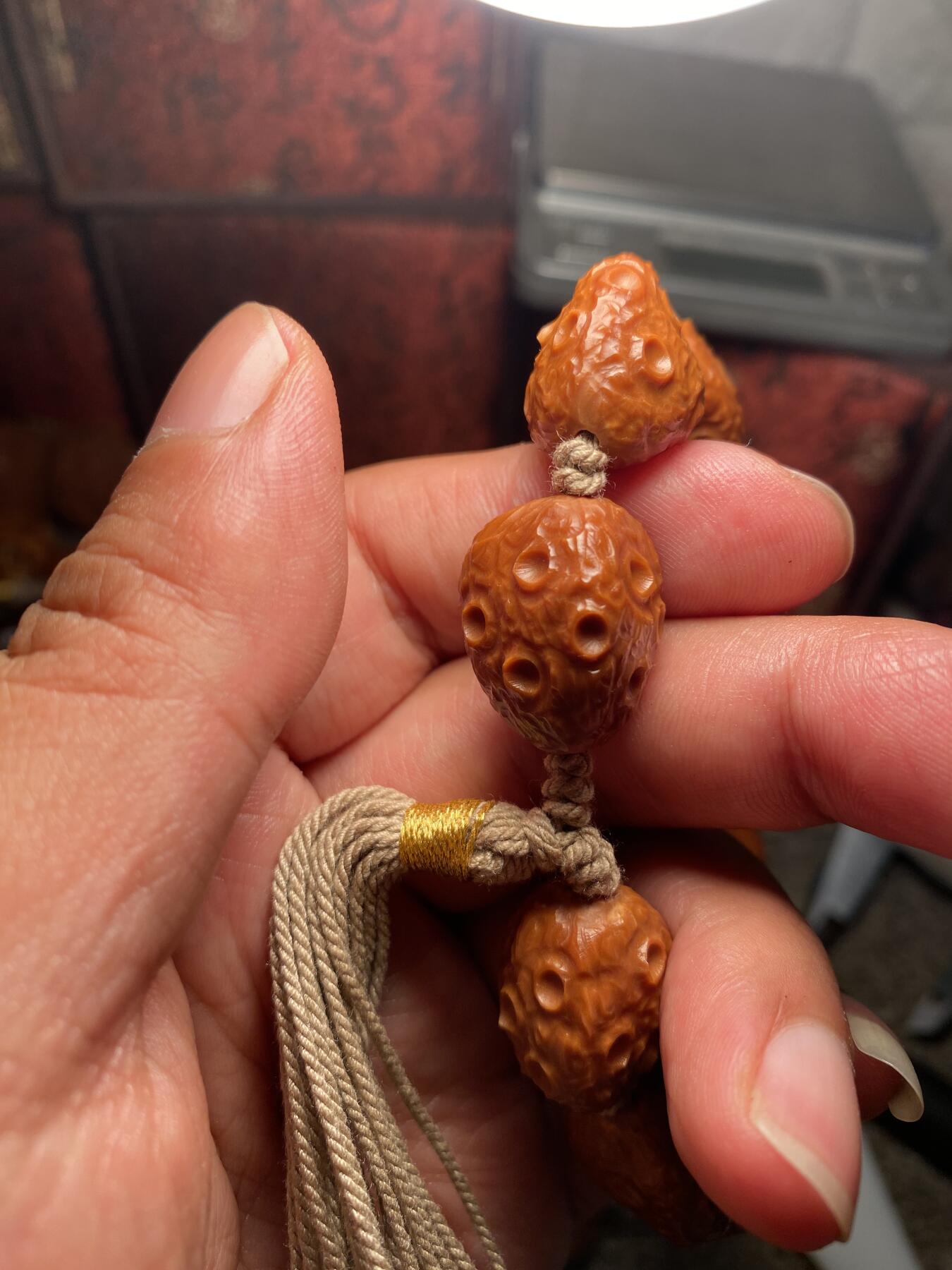 苏工手工核雕放漏价 苏工核雕纯手工，梅林铁核陨石手串，老籽，个性饱满，尺寸1。78x2.15好玩又立体，喜欢的来