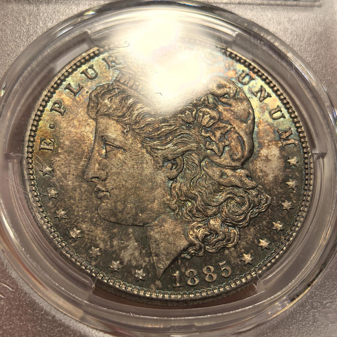 博洋堂世界钱币拍卖第135期（全场包邮）【请留意本场发货时间变化】 美国1885年摩根银币P版PCGS-MS65，原汁原味双面五彩老包浆，包浆醇厚润泽又犀利，打制深峻，转光强烈细节优秀，状态一流。