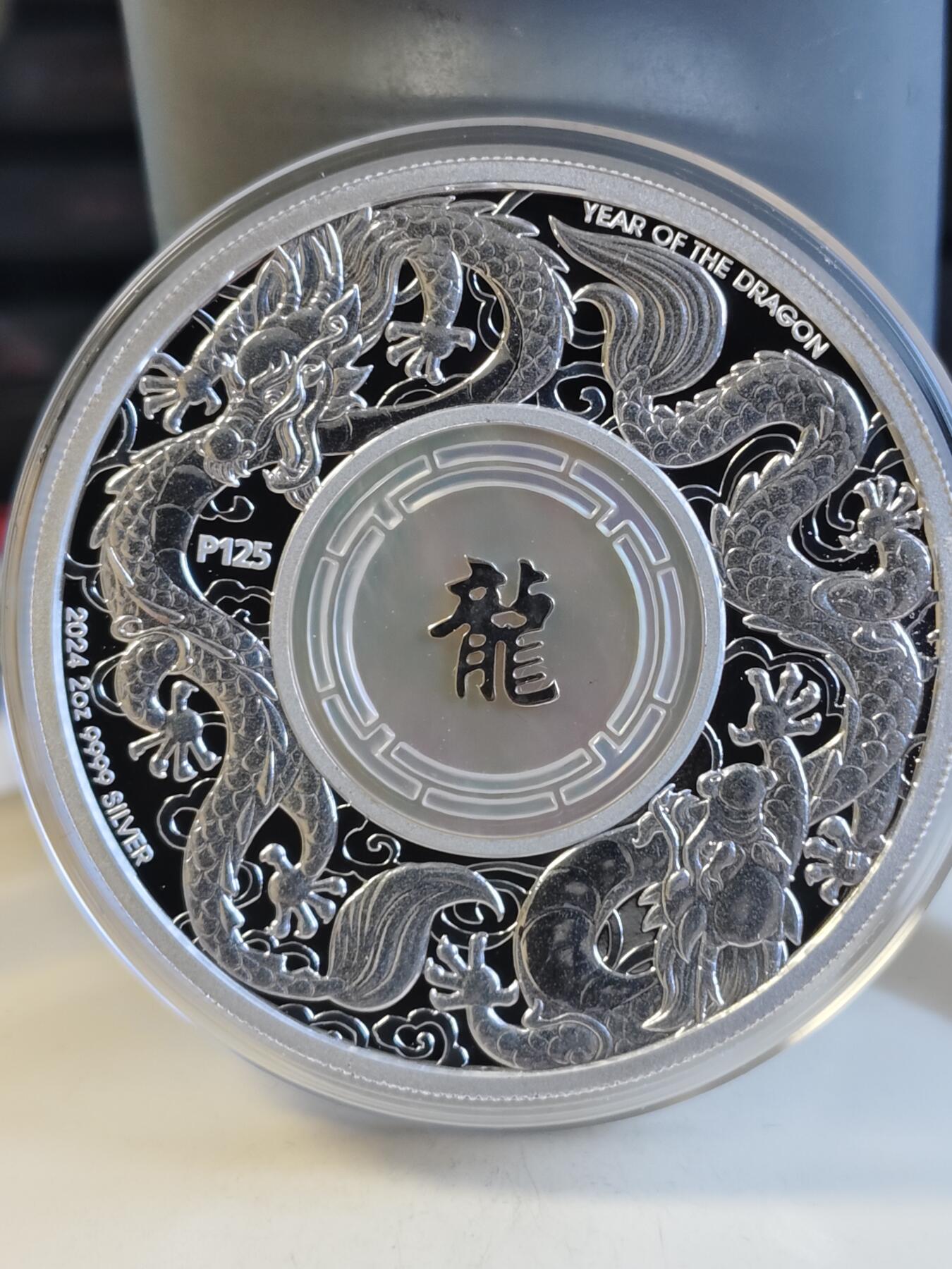 第171期拍卖【长期征集拍品】 澳大利亚2024年双龙戏珠镶嵌珍珠贝母2盎司银币，999银，发行2888枚