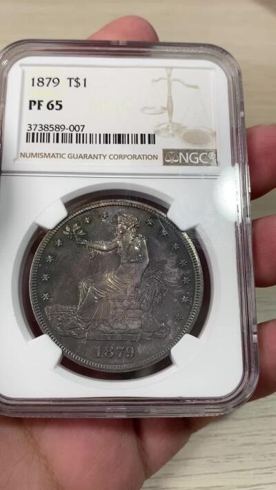万国钱币拍卖第051期 NGC PF65 1879美国精制拿花贸易银一美元 1879拿花是只有精制发行的年份 且只发行了1541枚 而由于美国人的洗币习惯 此种原味五彩留存至今更是难得 超强镜面感 放在盒子里也仿佛能感受到其边齿的割手感 无论分数还是状态非常到位的一枚