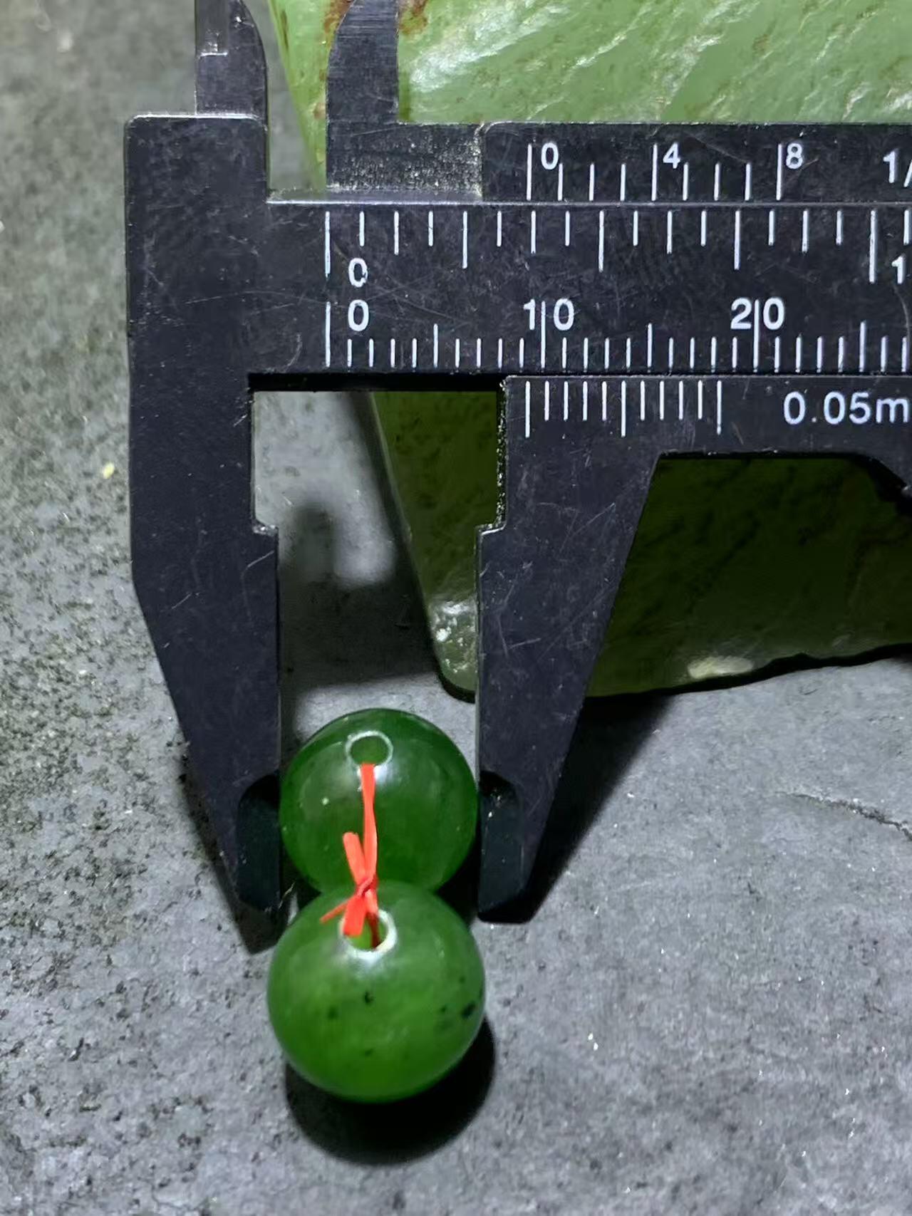精美天然和田玉碧玉腰珠一对。