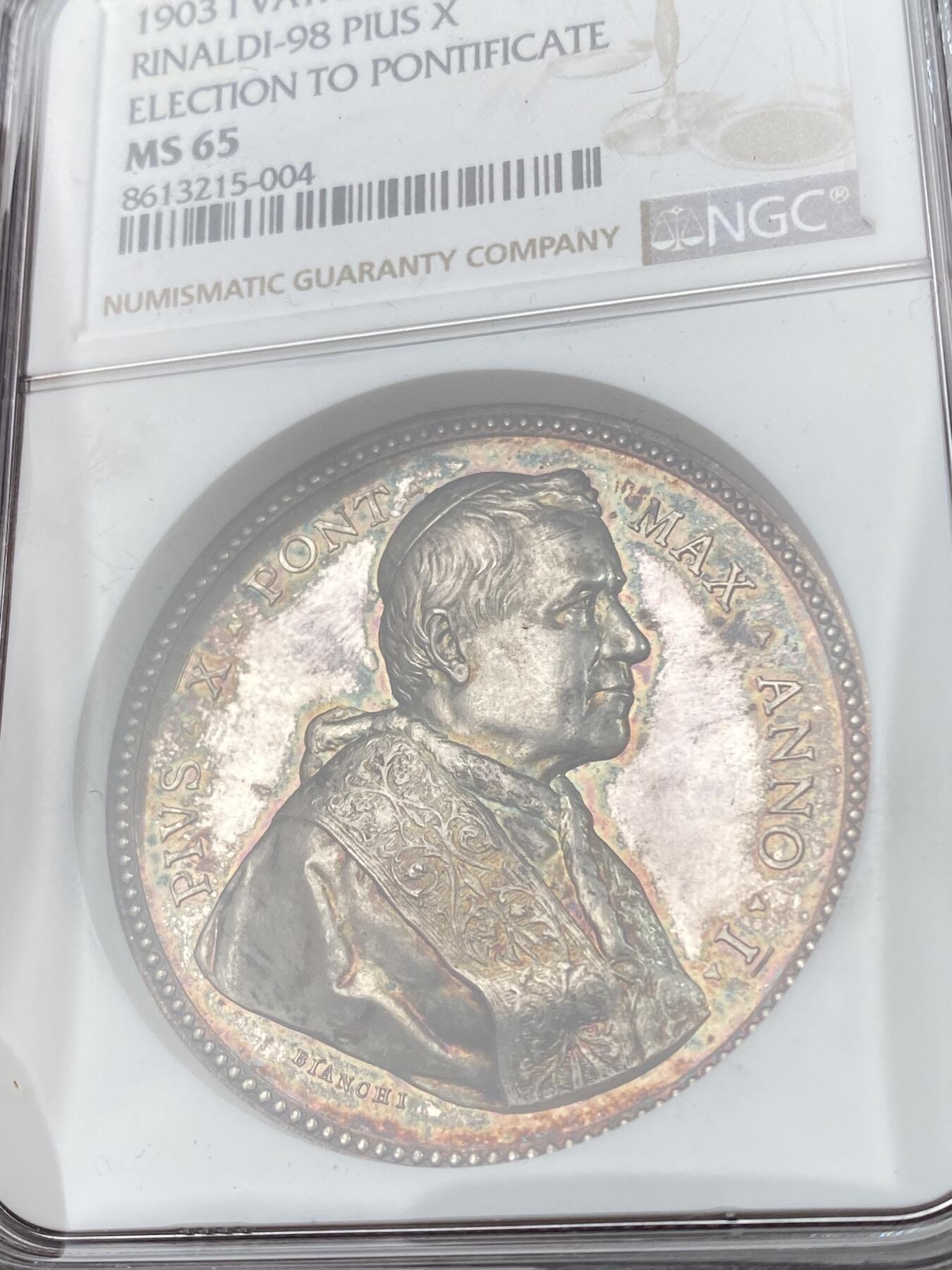 万国钱币拍卖第051期 NGC MS65 1903年意大利教皇国庇护十世登基纪念大银章 精制镜面幻视七彩高浮雕十字交叉的月桂树枝上的教皇徽章异常漂亮 原盒一并拍出 43.5MM 35.95G