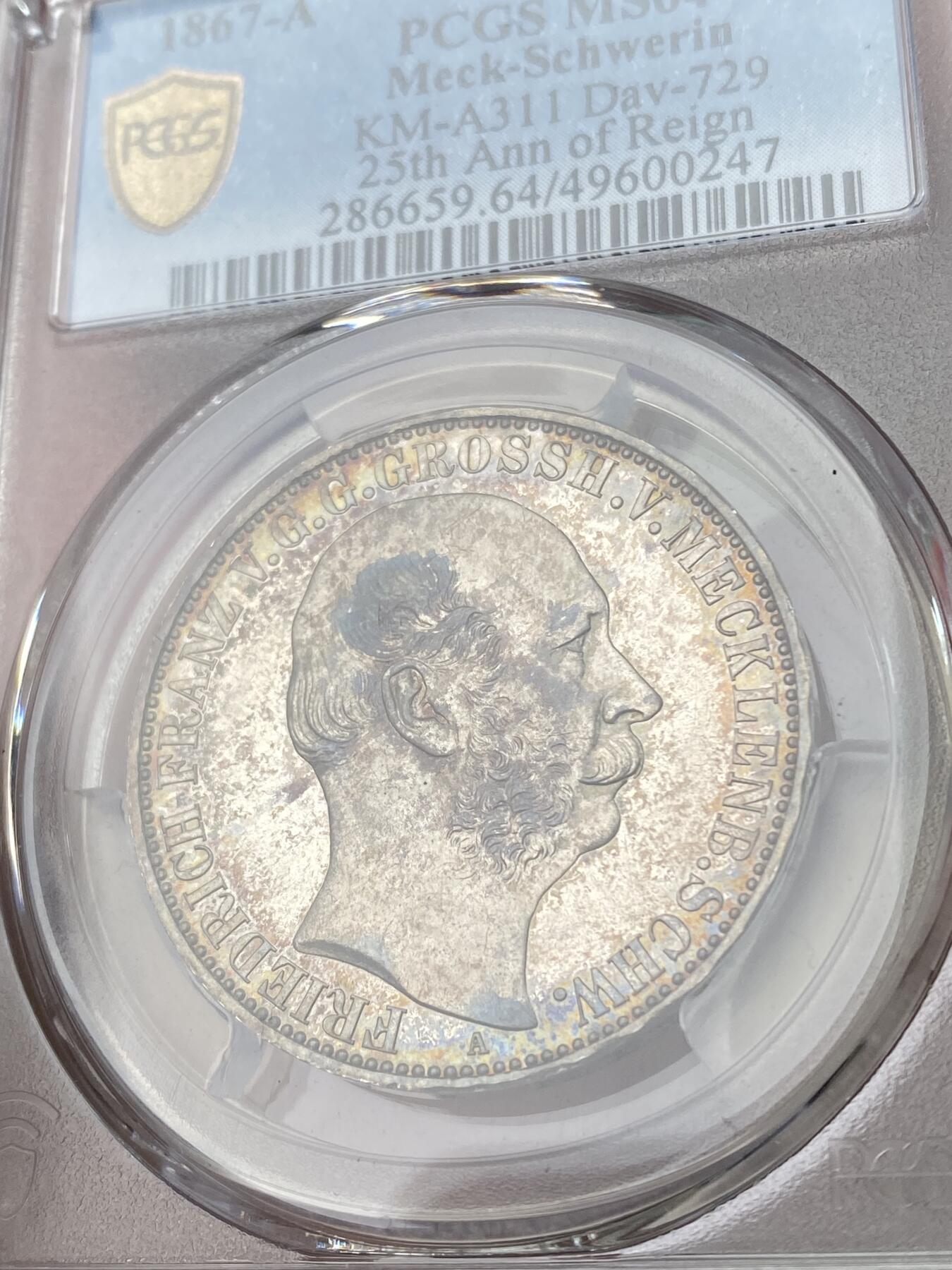 万国钱币拍卖第051期 PCGS MS64 1867年德国梅克伦堡-什未林盾徽1泰勒 盾徽华丽异常的小邦泰勒 卷藏式的七彩包浆环绕 镜面感很强 顶级收藏品质
