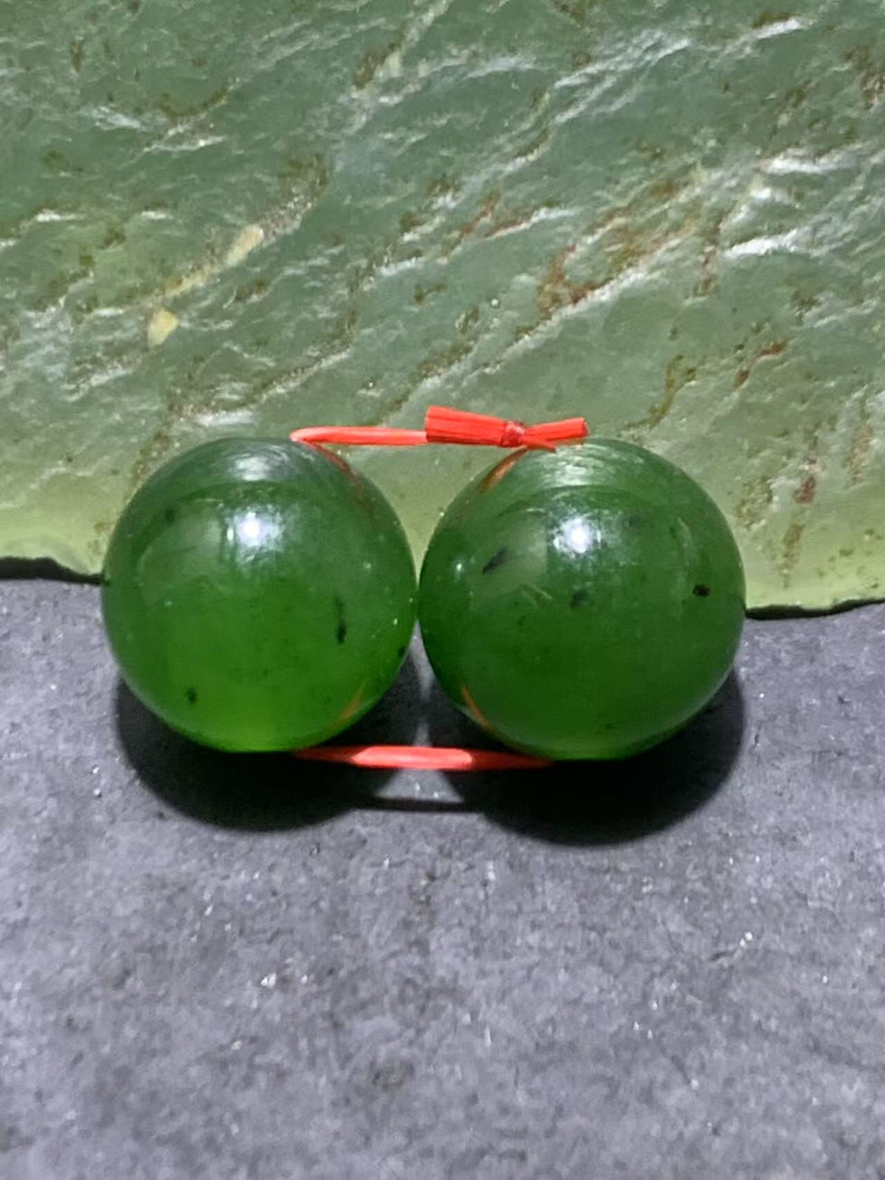 精美天然和田玉碧玉腰珠一对。