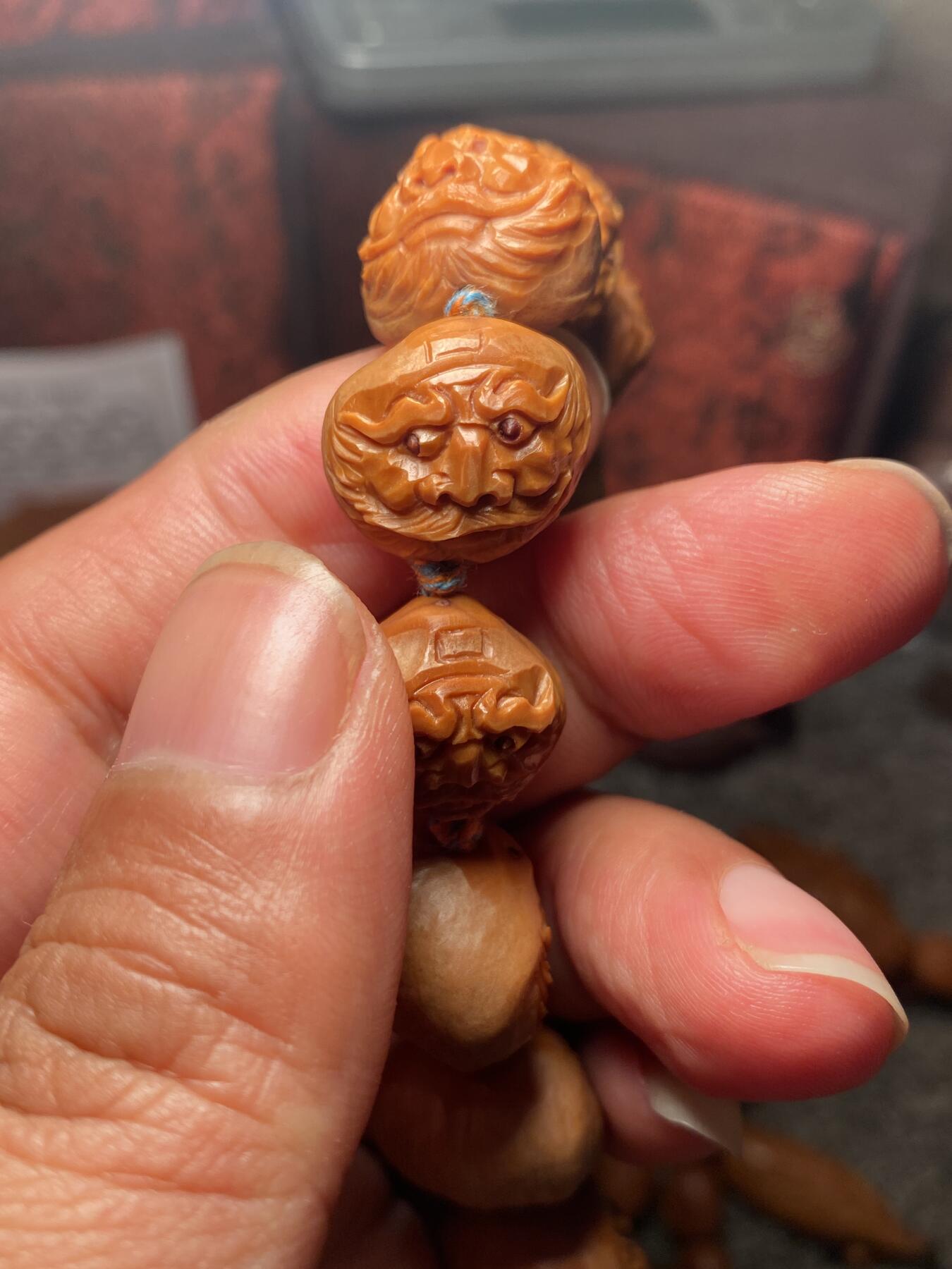 苏工手工核雕放漏价 福利苏工核雕，纯手工雕刻，铁核异型，怪脸钟馗，个性十足，等待有缘人，市场无同款，尺寸1。8x1.6喜欢的来