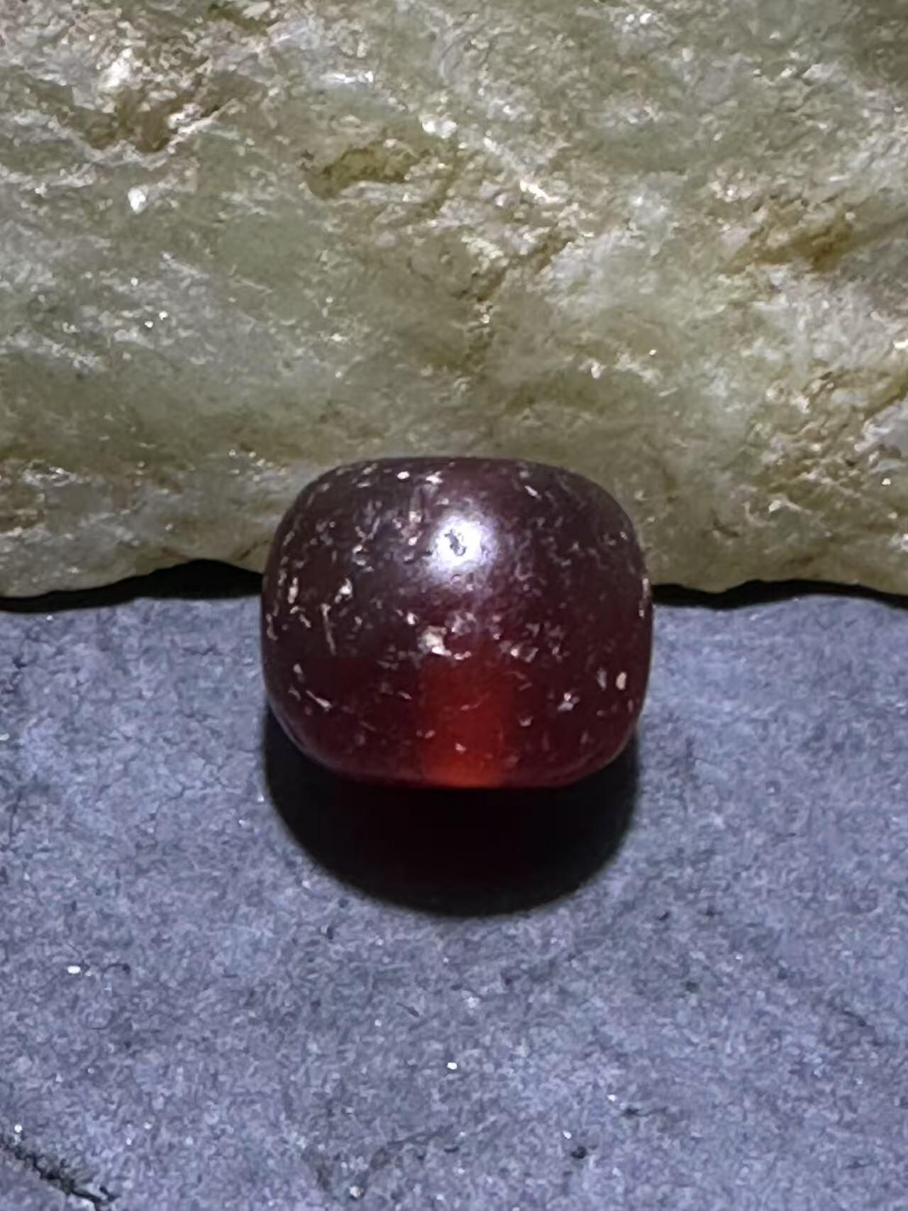 精美高玉化风化纹酒红玛瑙老形桶珠一颗，