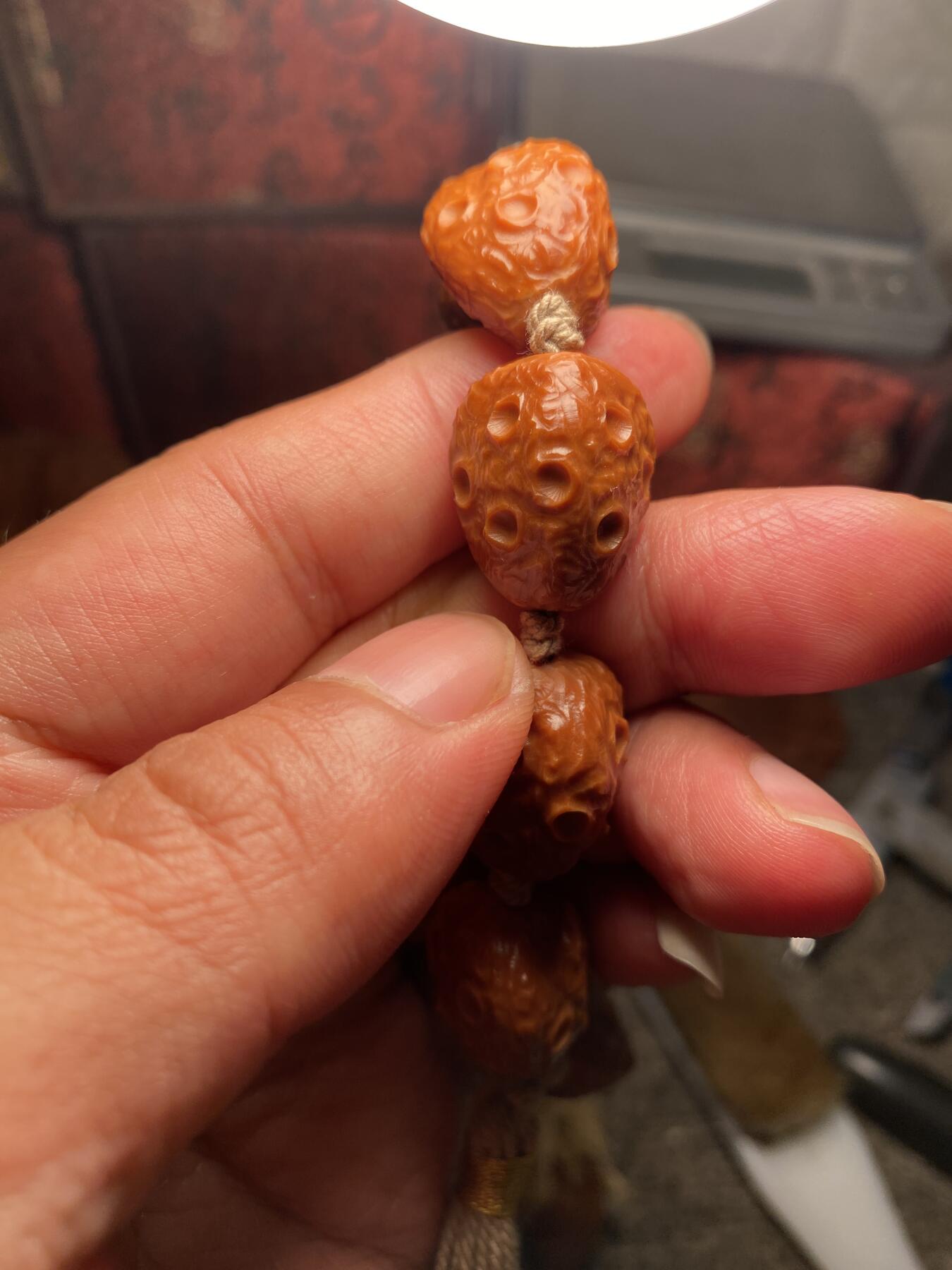 苏工手工核雕放漏价 苏工核雕纯手工，梅林铁核陨石手串，老籽，个性饱满，尺寸1。78x2.15好玩又立体，喜欢的来