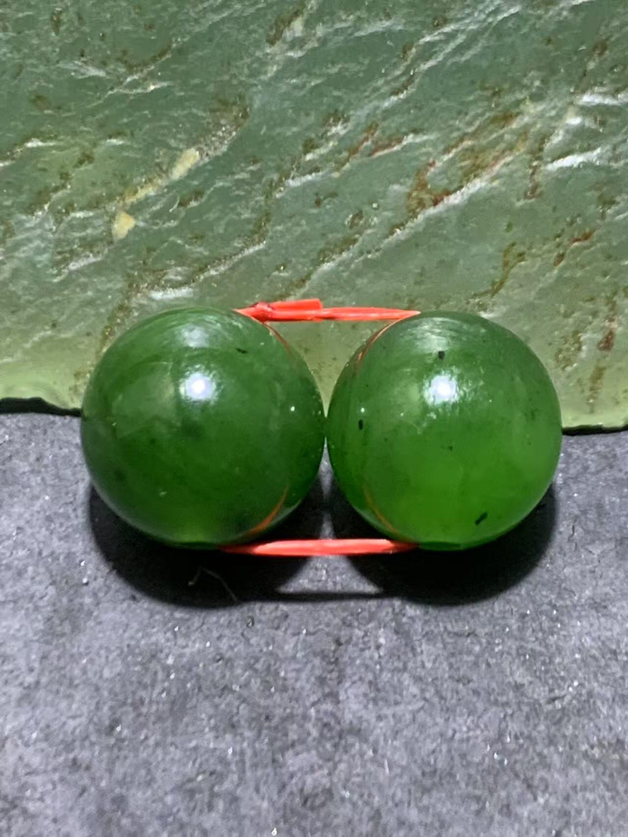 精美天然和田玉碧玉腰珠一对。
