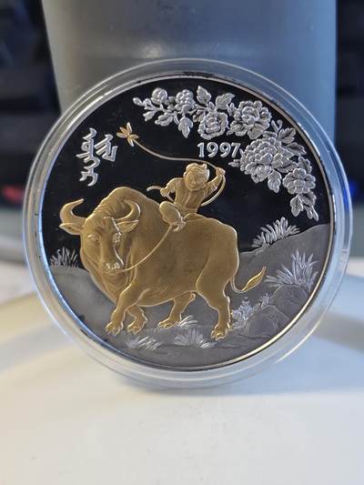 第171期拍卖【长期征集拍品】 - 蒙古1997年孩童骑牛镀金500图格里1盎司纪念银币，999银，发行3000枚，有瑕疵