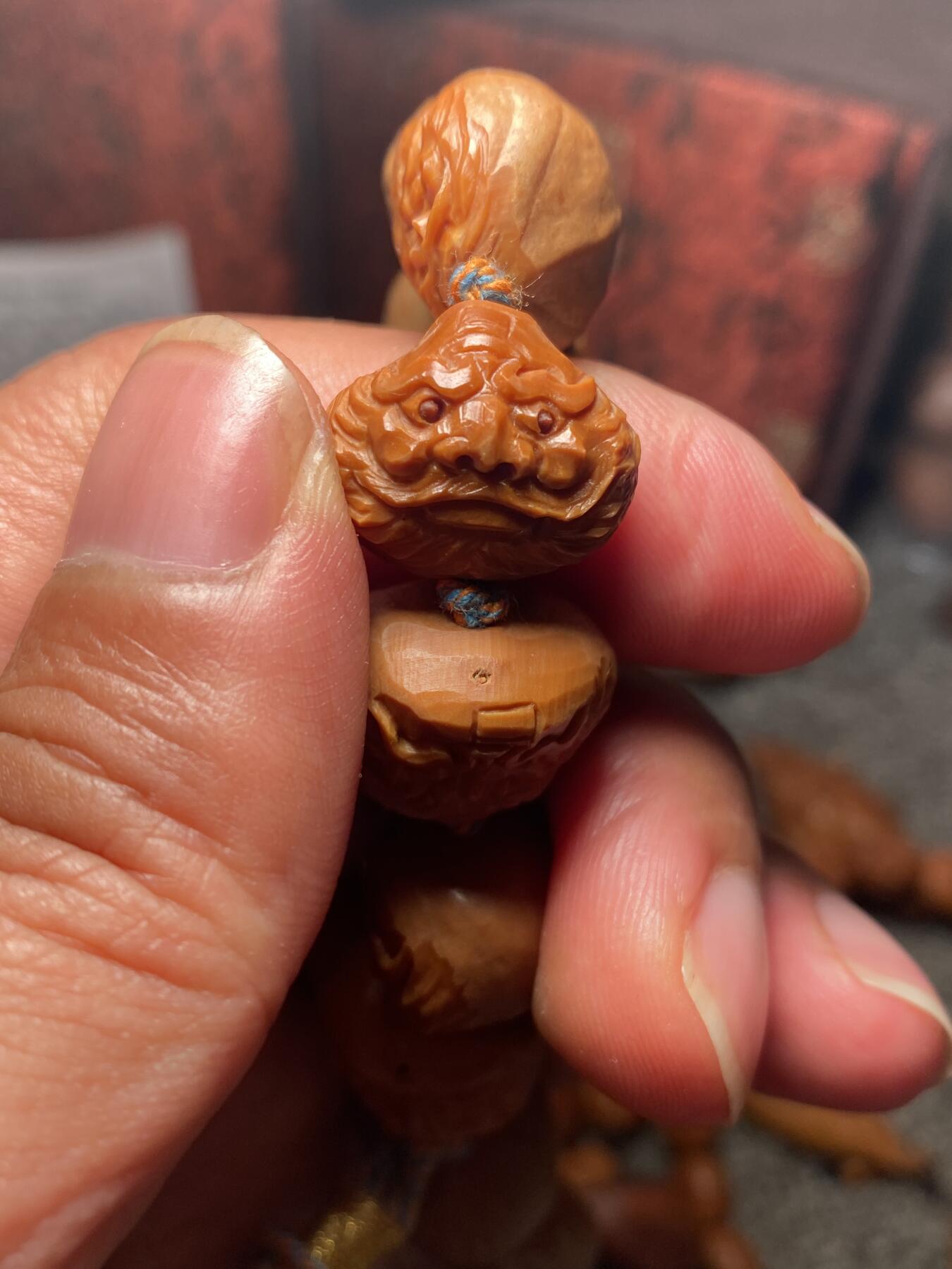 苏工手工核雕放漏价 福利苏工核雕，纯手工雕刻，铁核异型，怪脸钟馗，个性十足，等待有缘人，市场无同款，尺寸1。8x1.6喜欢的来