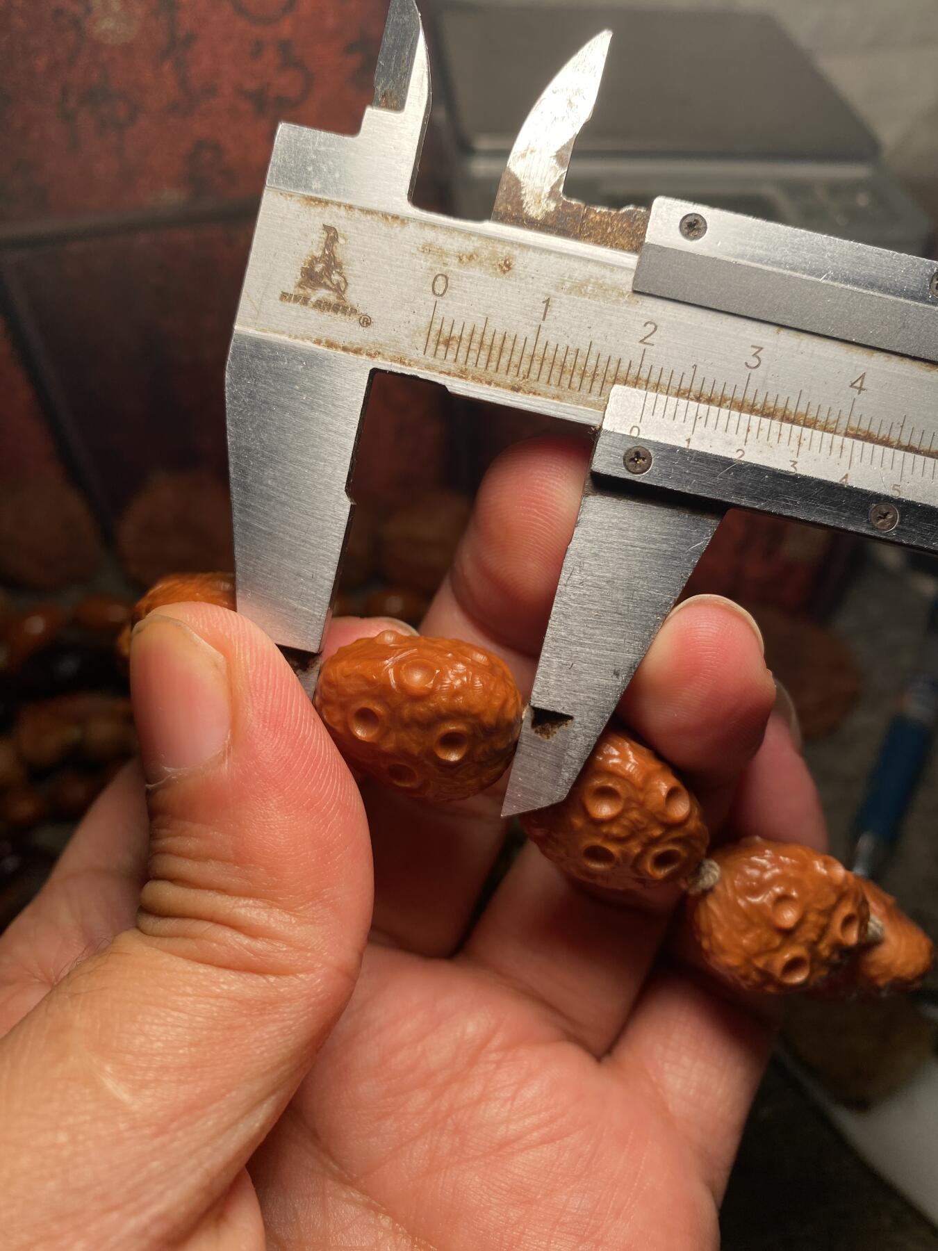 苏工手工核雕放漏价 苏工核雕纯手工，梅林铁核陨石手串，老籽，个性饱满，尺寸1。78x2.15好玩又立体，喜欢的来