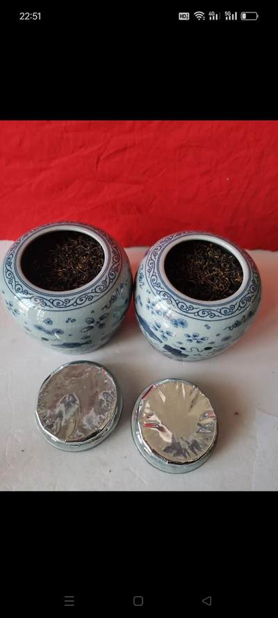 新收到醉青花茶叶2罐。2个茶叶罐非常漂亮，茶叶不知道什么时候的不建议饮用。收藏摆设品。如图 - 新收到醉青花茶叶2罐。2个茶叶罐非常漂亮，茶叶不知道什么时候的不建议饮用。收藏摆设品。如图
