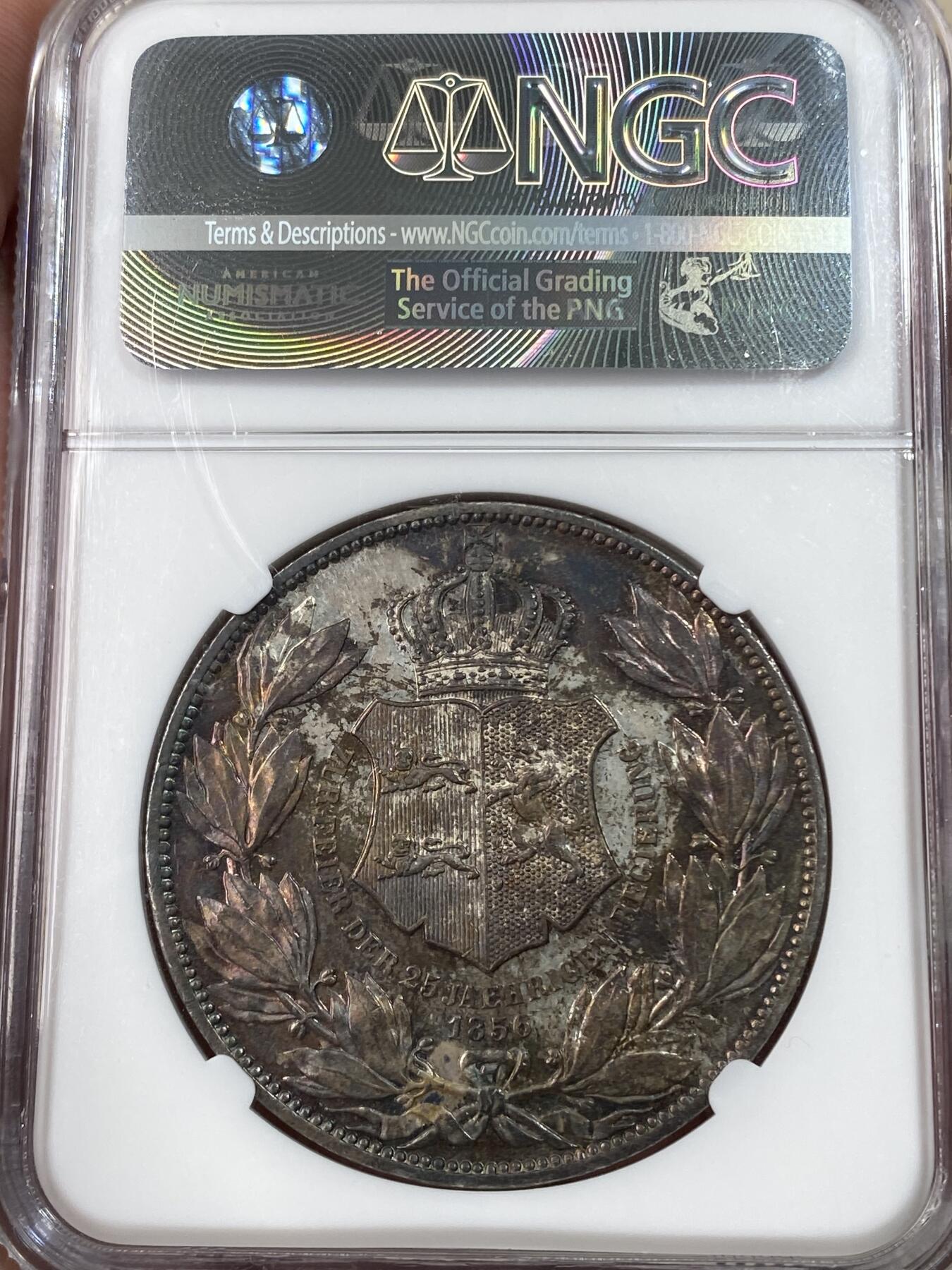 万国钱币拍卖第051期 NGC MS63 1856年德国不伦瑞克-吕纳堡威廉国王加冕25周年盾徽2泰勒 整体孔雀绿红酒色彩环绕 类镜面质感 NGC老盒