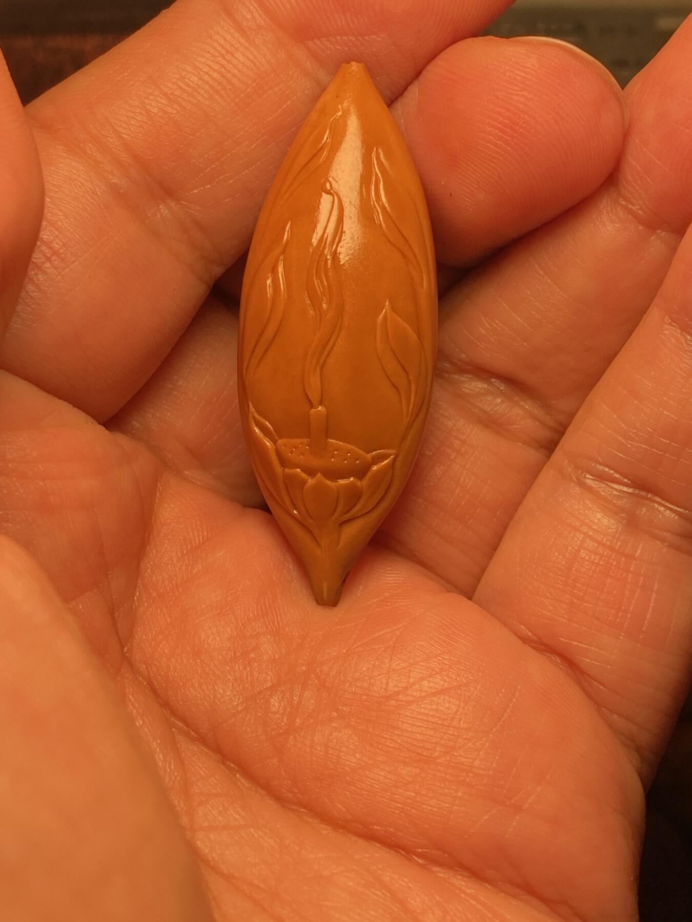 苏工手工核雕放漏价 福利苏工核雕，纯手工雕刻，二花超长灯蕊无相佛，个性十足，等待有缘人，市场无同款，尺寸1。7x4.7喜欢的来
