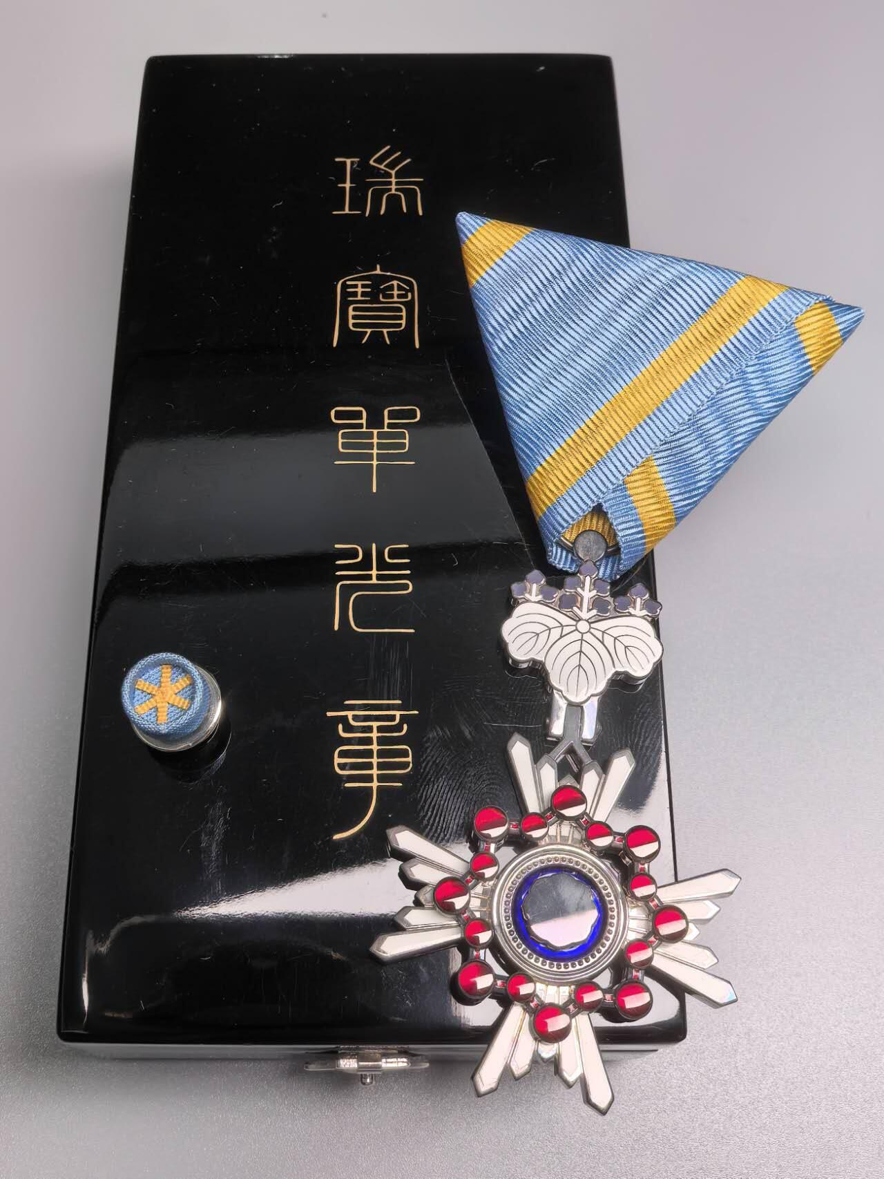 小驴勋章奖章收藏8月16日星期六晚18点拍卖（有偿代拍送拍规则在简介最后，店主微信码在最后一拍品，参拍须阅读规则后再参拍，关系到运费包装发货时效真假辨别等关键信息，送拍规则在介绍最后面）