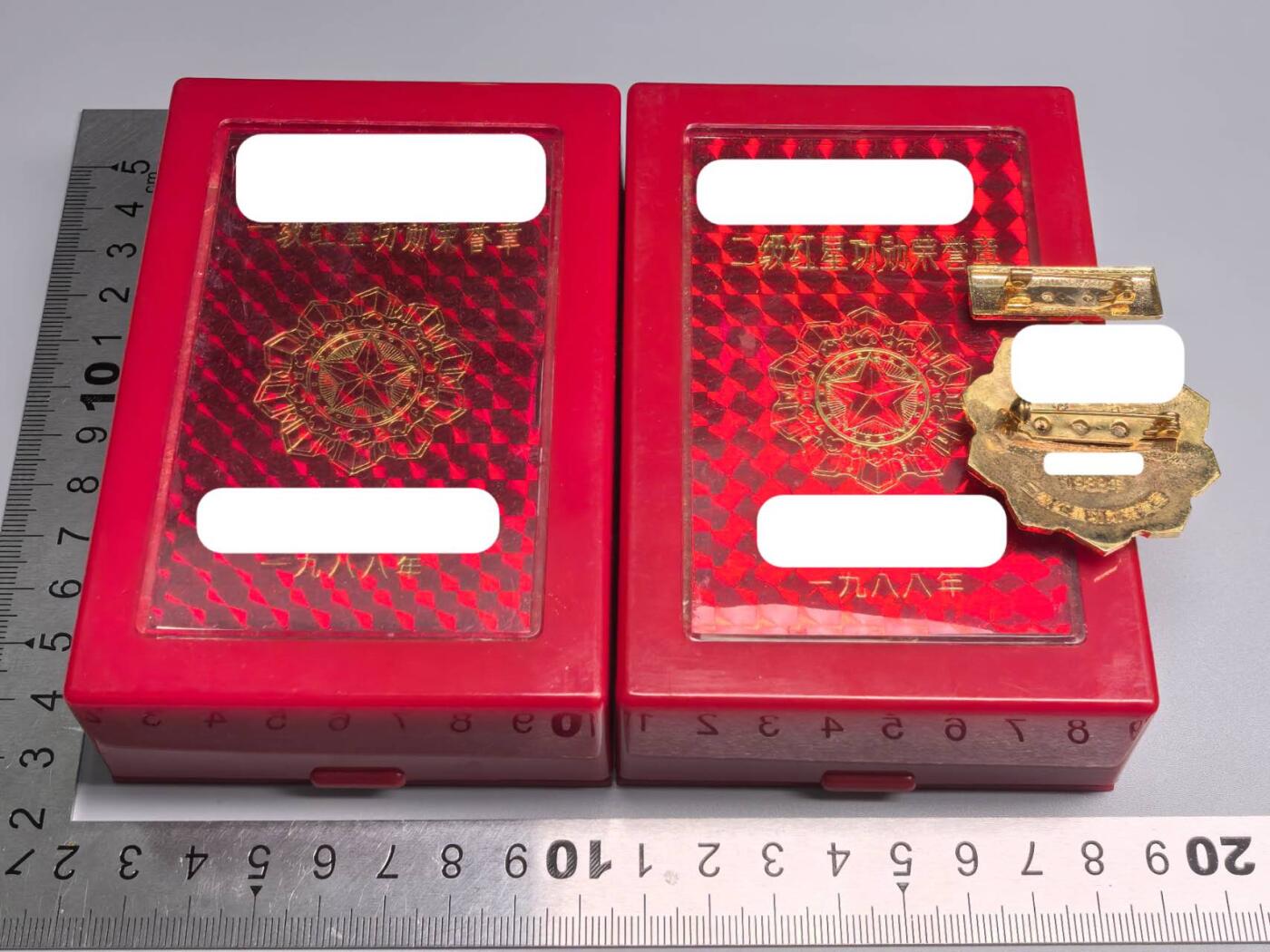 小驴勋章奖章收藏8月16日星期六晚18点拍卖（有偿代拍送拍规则在简介最后，店主微信码在最后一拍品，参拍须阅读规则后再参拍，关系到运费包装发货时效真假辨别等关键信息，送拍规则在介绍最后面） 二级红星带盒和一级红星空盒子，请大佬自辨真假
