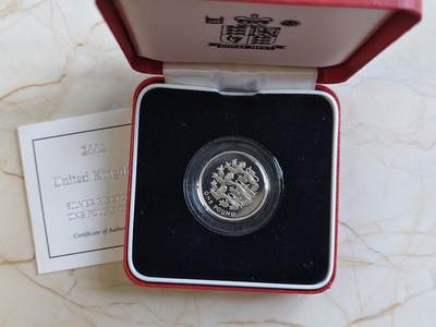 第171期拍卖【长期征集拍品】 - 英国2002年1英镑系列英格兰三狮盾徽加厚纪念银币，925银，19克，发行10000枚，有氧化