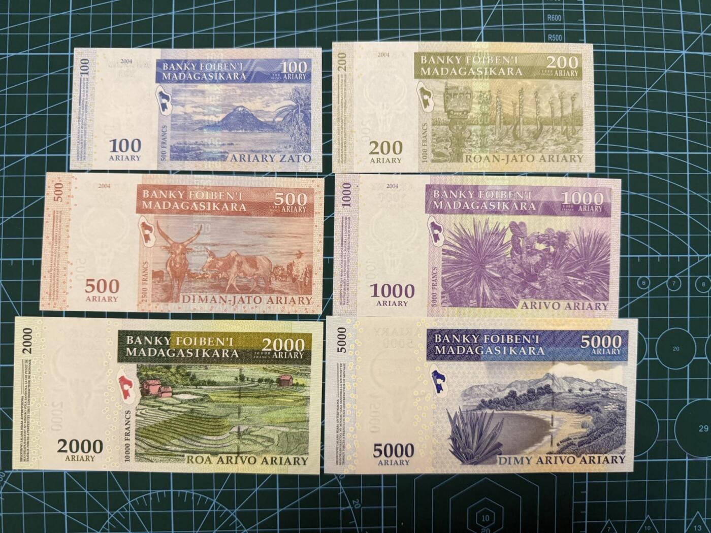 【炜奕收藏】，第四十一期 马达加斯加100-5000阿里亚里，UNC品相，包含两张纪念钞