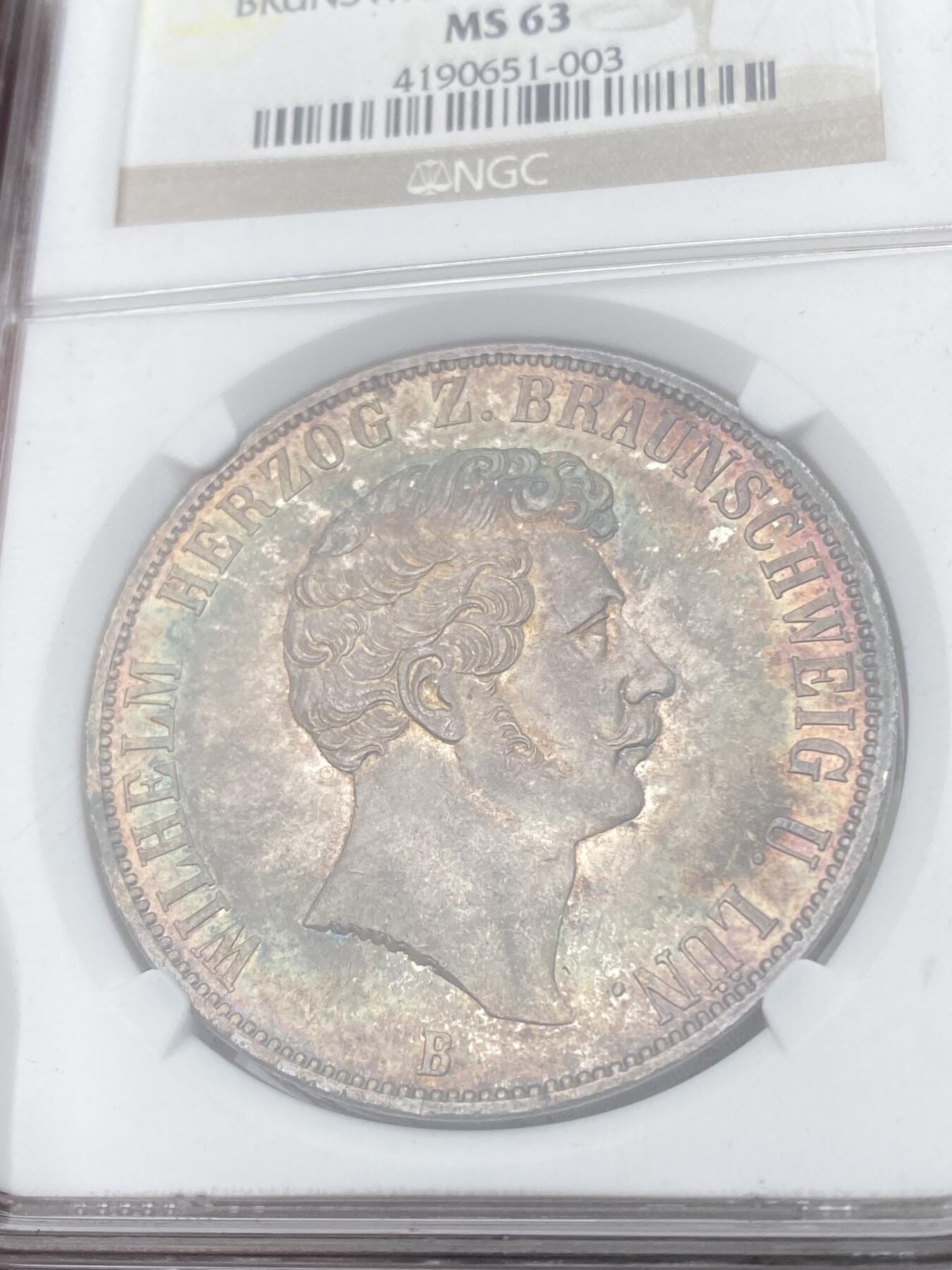 万国钱币拍卖第051期 NGC MS63 1856年德国不伦瑞克-吕纳堡威廉国王加冕25周年盾徽2泰勒 整体孔雀绿红酒色彩环绕 类镜面质感 NGC老盒