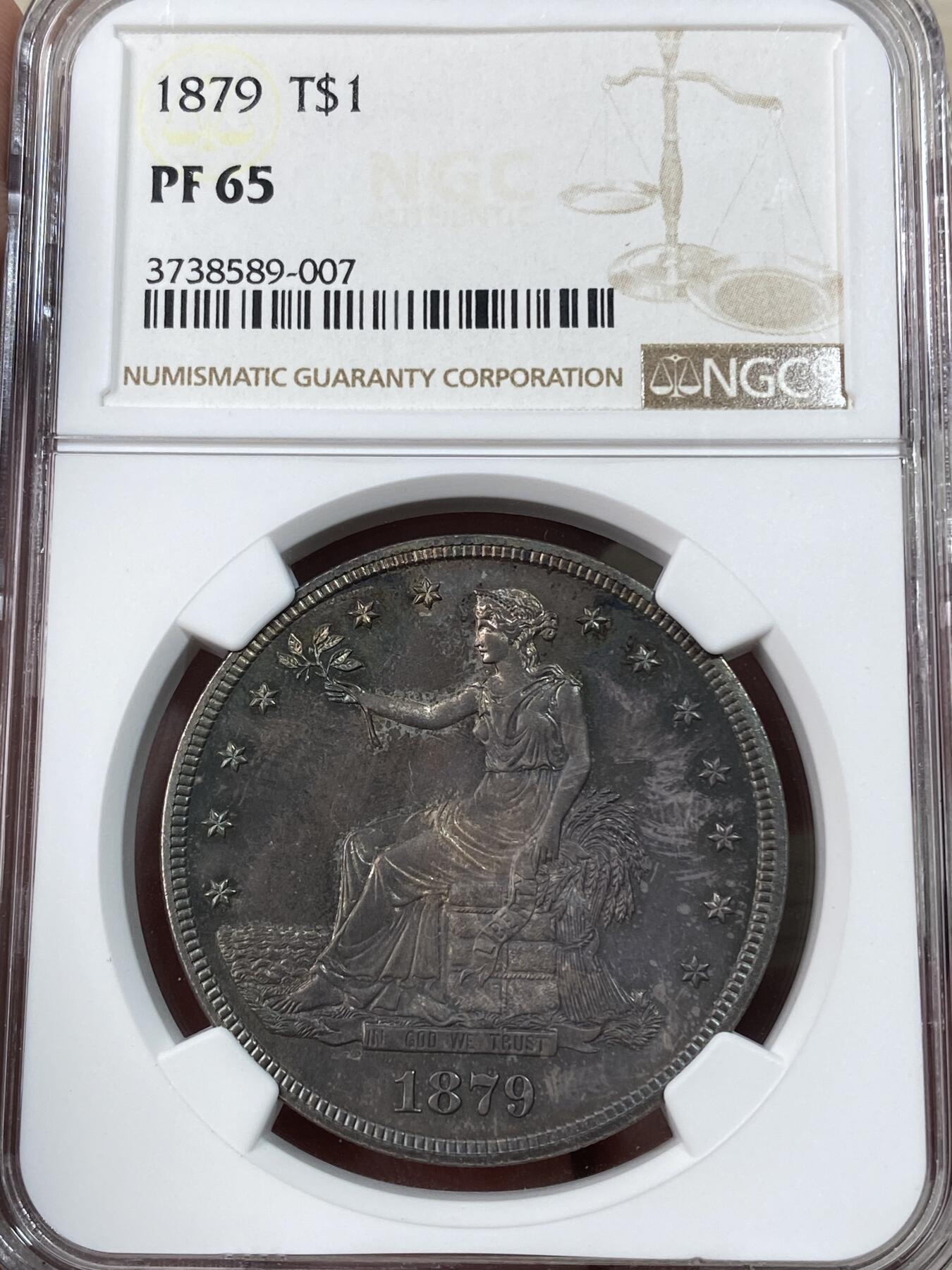 万国钱币拍卖第051期 NGC PF65 1879美国精制拿花贸易银一美元 1879拿花是只有精制发行的年份 且只发行了1541枚 而由于美国人的洗币习惯 此种原味五彩留存至今更是难得 超强镜面感 放在盒子里也仿佛能感受到其边齿的割手感 无论分数还是状态非常到位的一枚