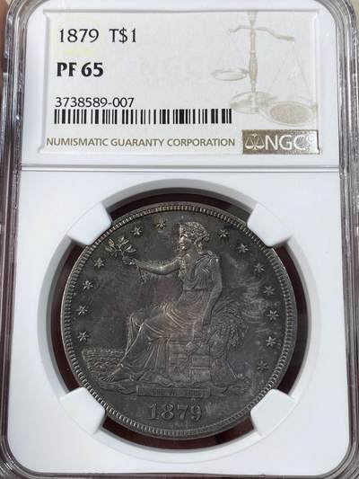 万国钱币拍卖第051期 - NGC PF65 1879美国精制拿花贸易银一美元 1879拿花是只有精制发行的年份 且只发行了1541枚 而由于美国人的洗币习惯 此种原味五彩留存至今更是难得 超强镜面感 放在盒子里也仿佛能感受到其边齿的割手感 无论分数还是状态非常到位的一枚