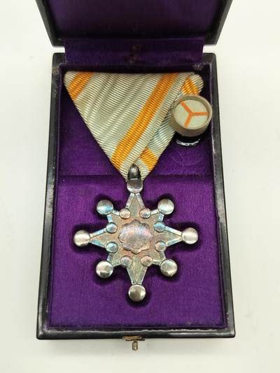 明治时期八等瑞宝章 银质勋章带M厂标 五彩光带黑漆木盒  - 明治时期八等瑞宝章 银质勋章带M厂标 五彩光带黑漆木盒 