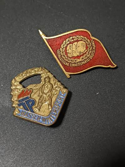 韵星假日拍卖第二十一期 -- Rimey Holidays Auction 21 - 民主德国台尔曼青年团徽章两个