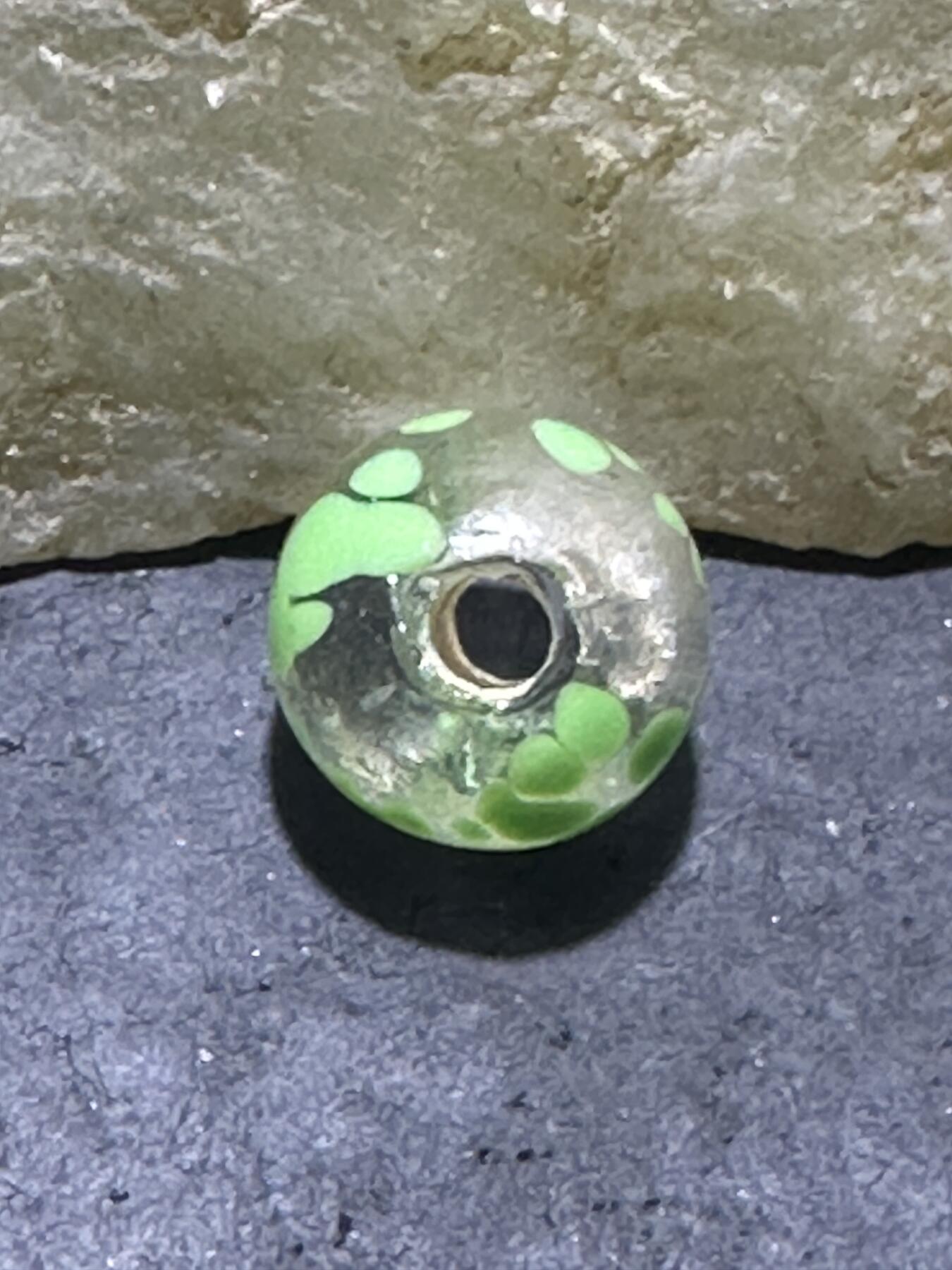 建国前后库存仿白水晶蘸花工艺琉璃苹果珠一颗